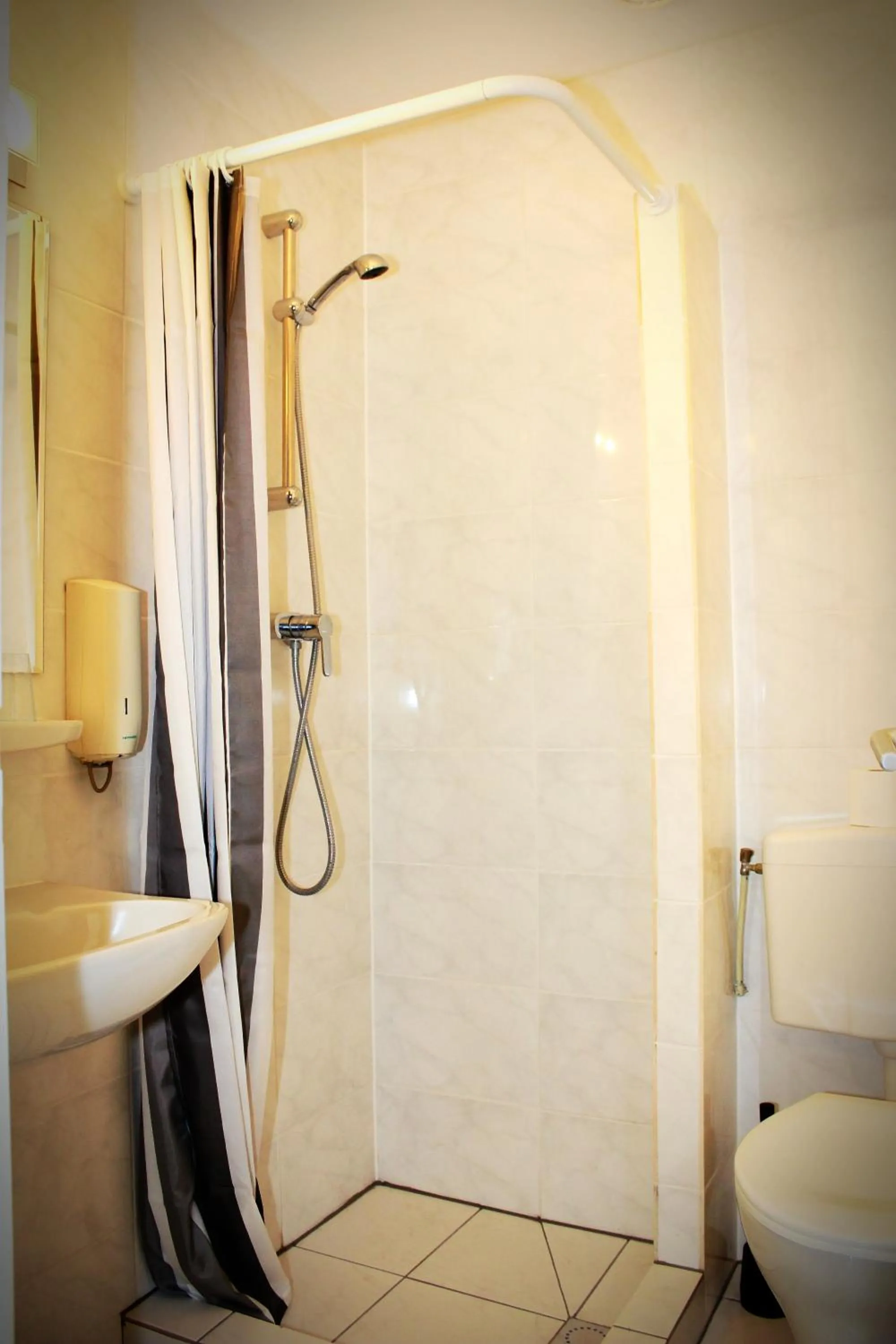 Shower in Hotel Dupuis