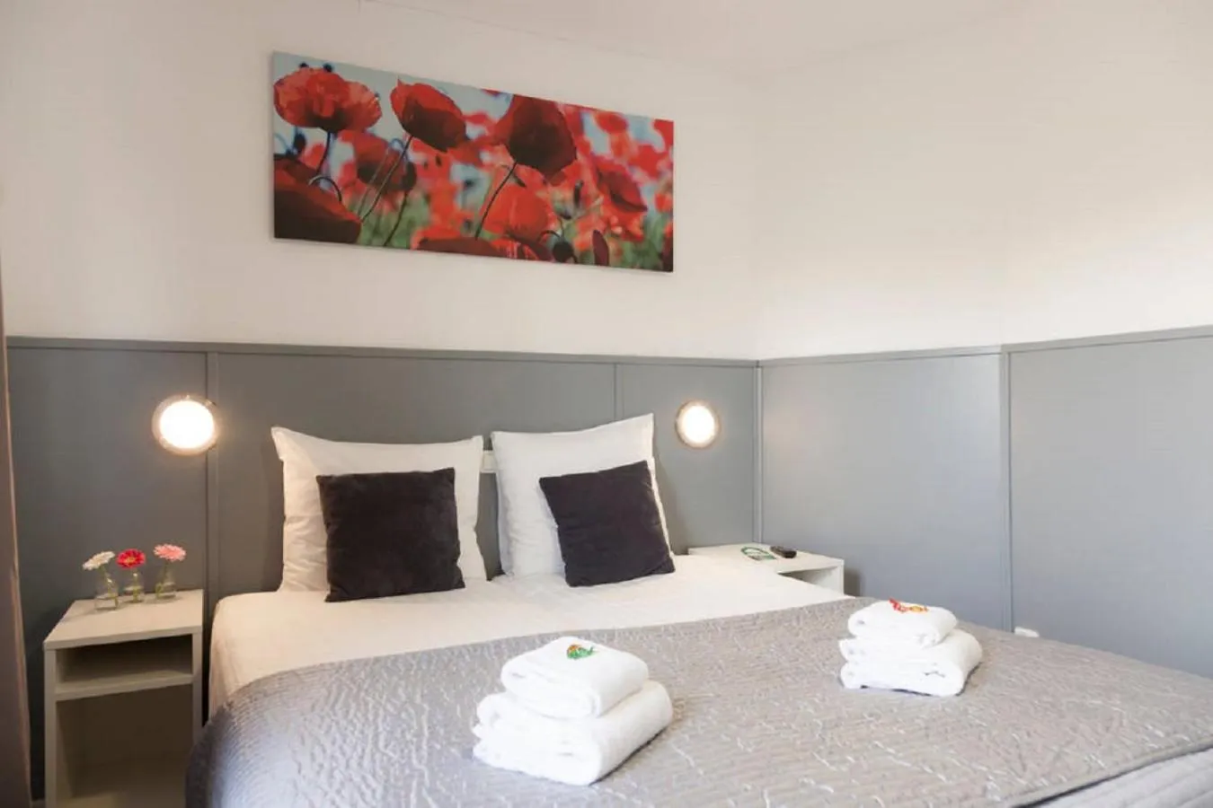 Bathroom, Bed in Hotel Dupuis