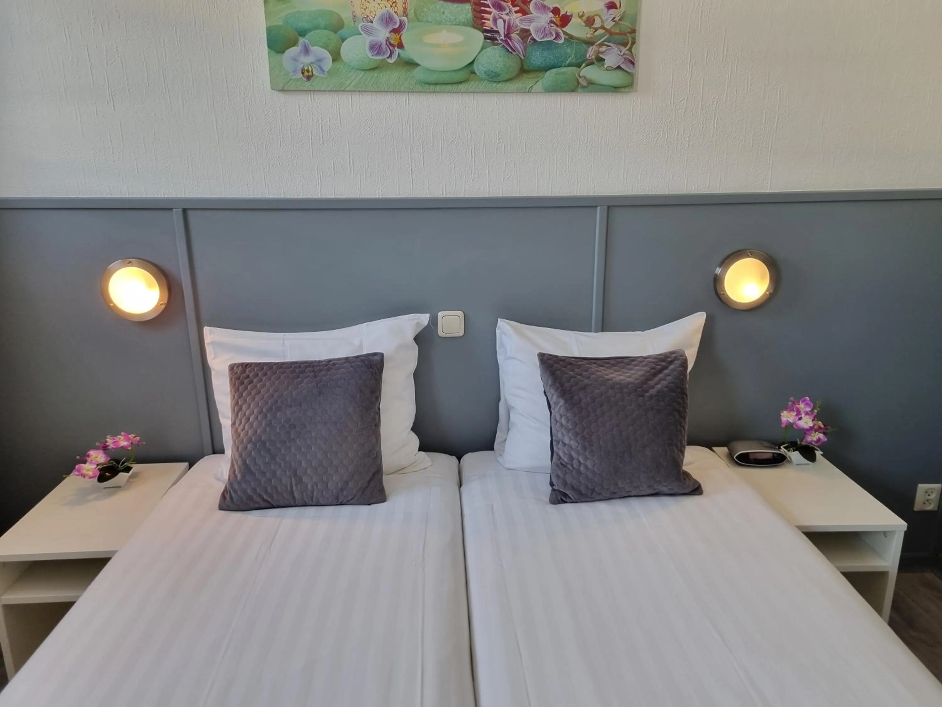 Property building, Bed in Hotel Dupuis