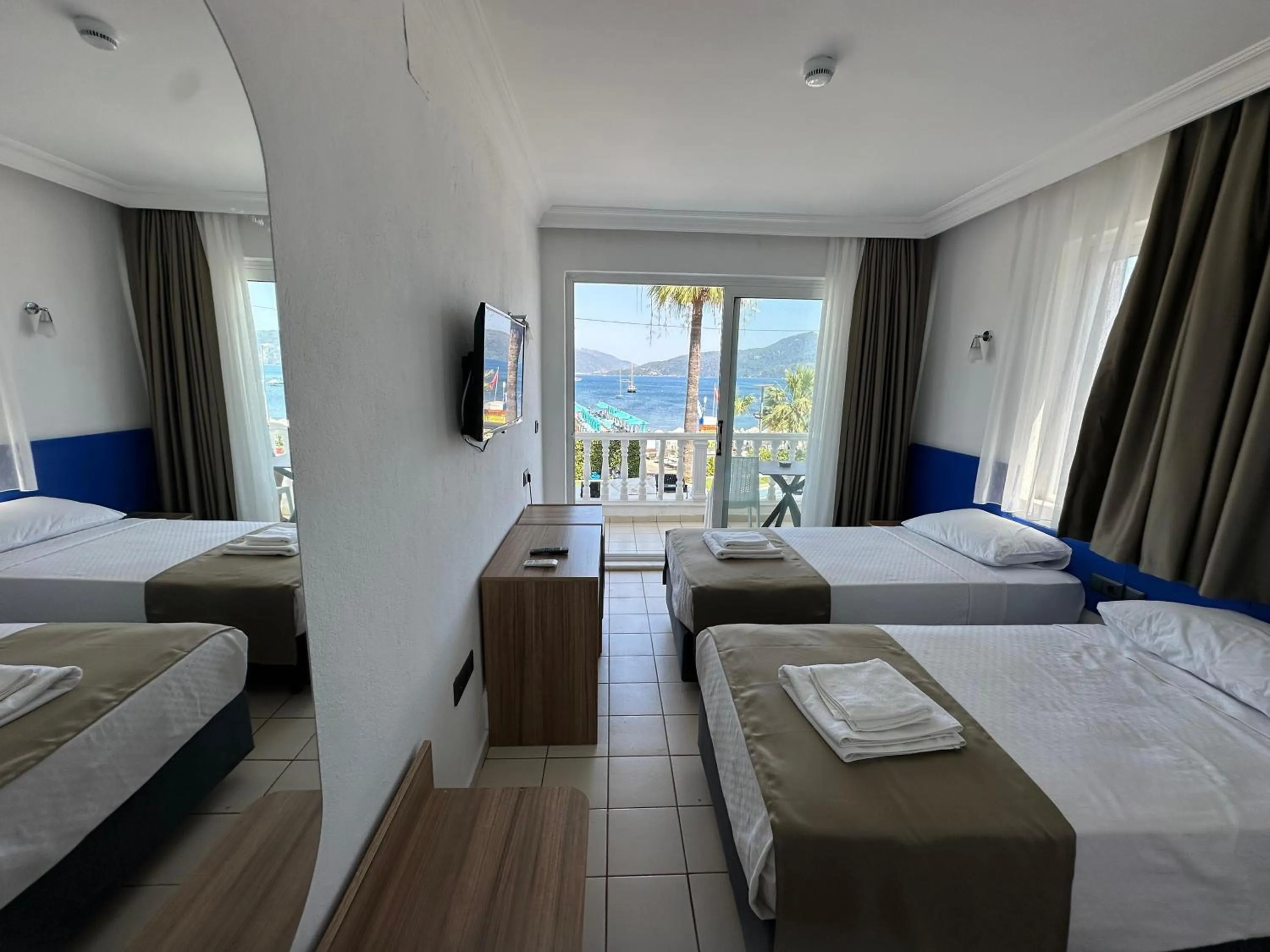 Photo of the whole room, Bed in Uysal Hotel