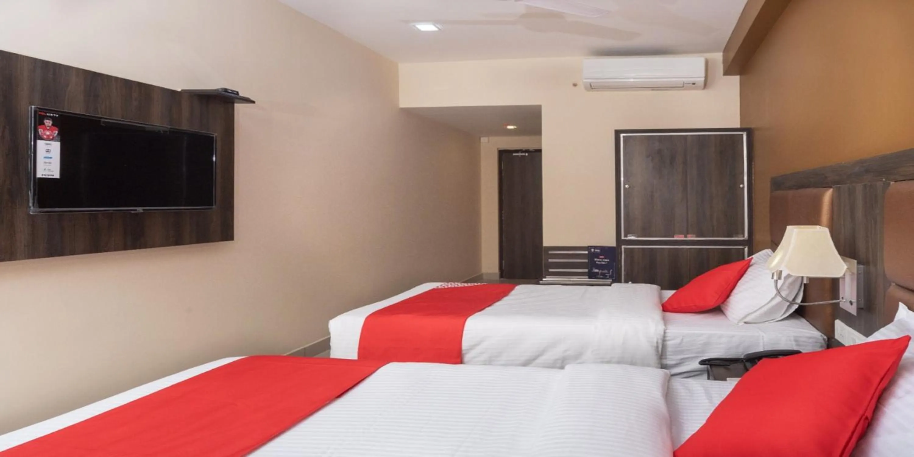 Communal lounge/ TV room, Bed in Plaza Hotel Trichy