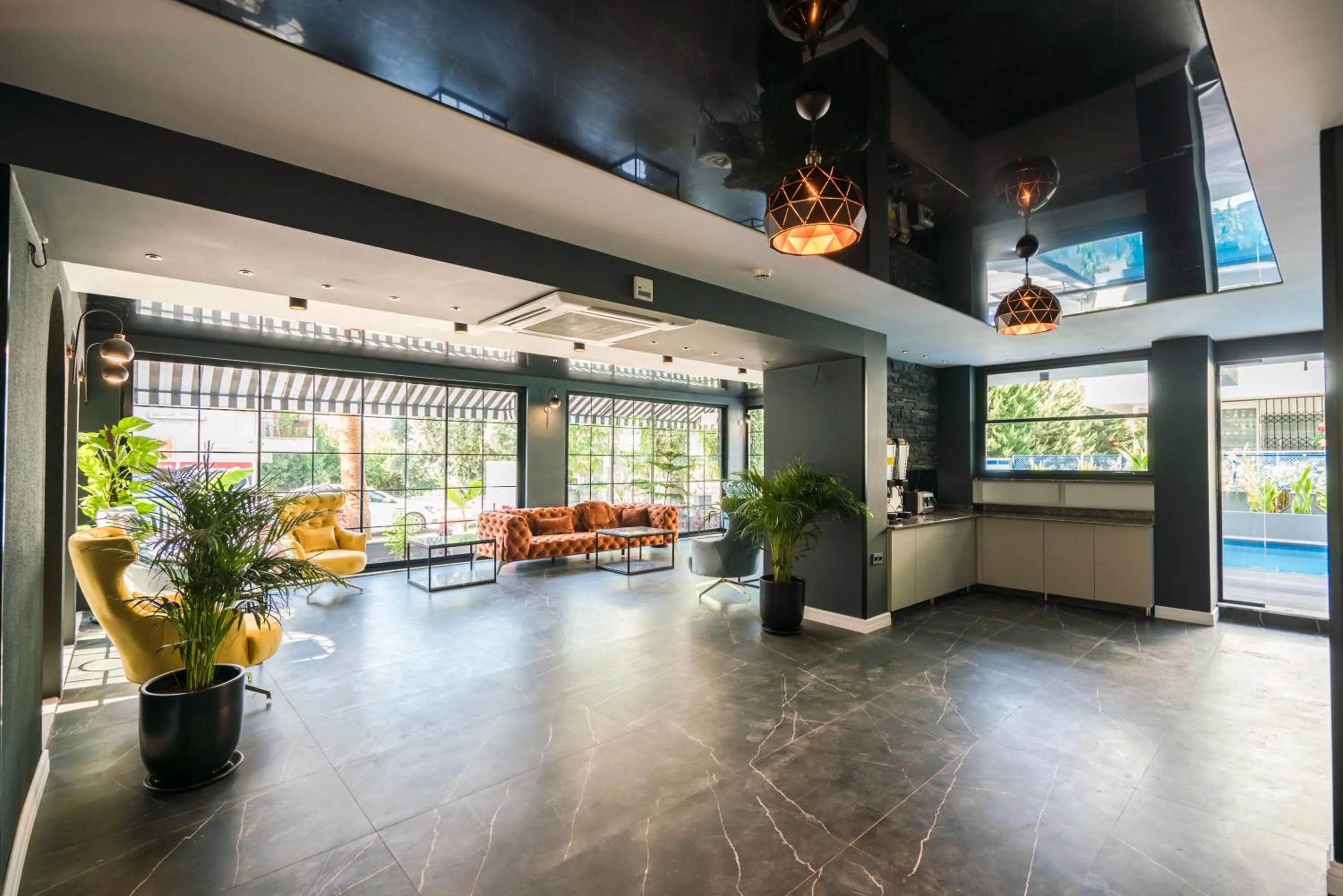 Communal lounge/ TV room in Basel Hotel