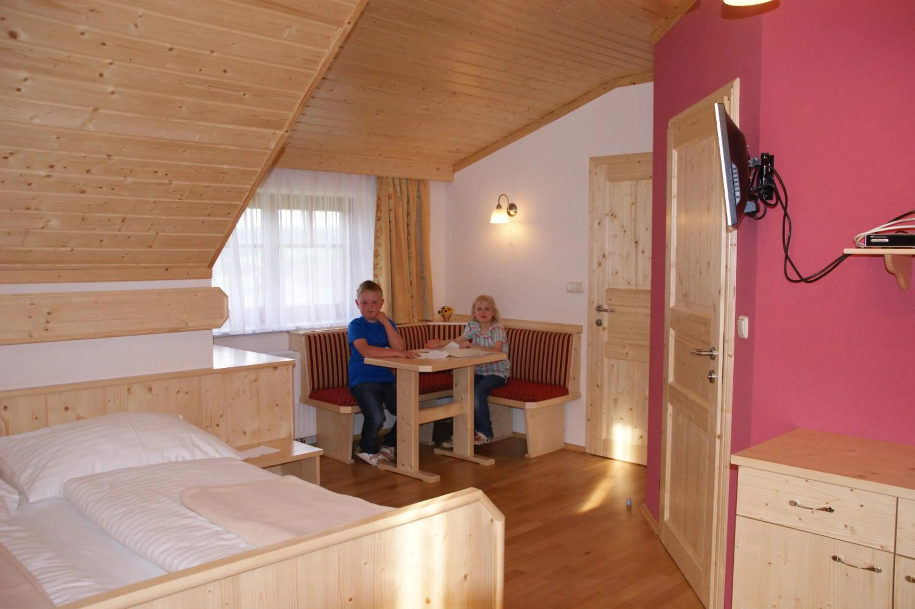 Photo of the whole room, Bed in Der Almblick