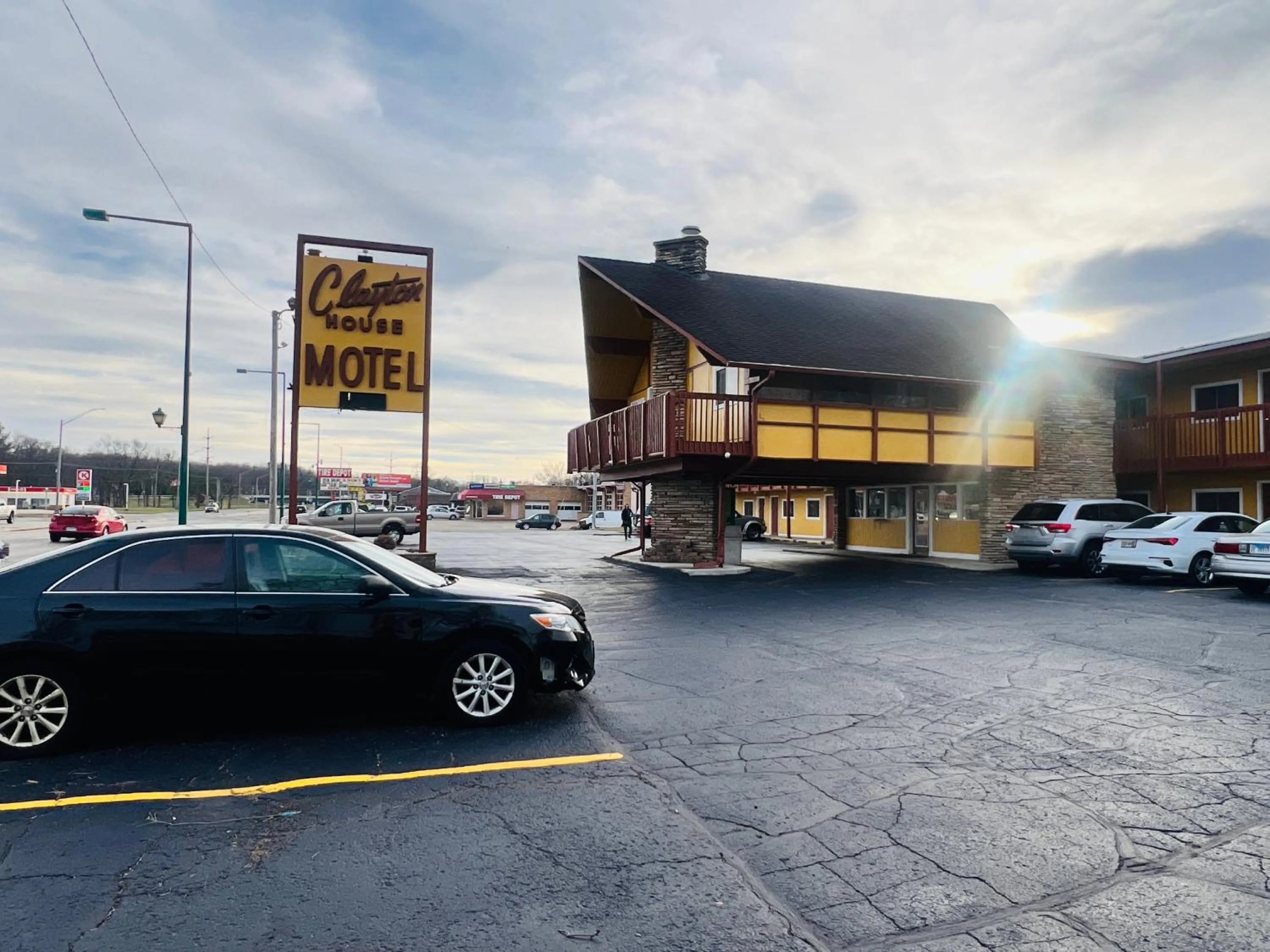 Facade/entrance in Clayton House Motel