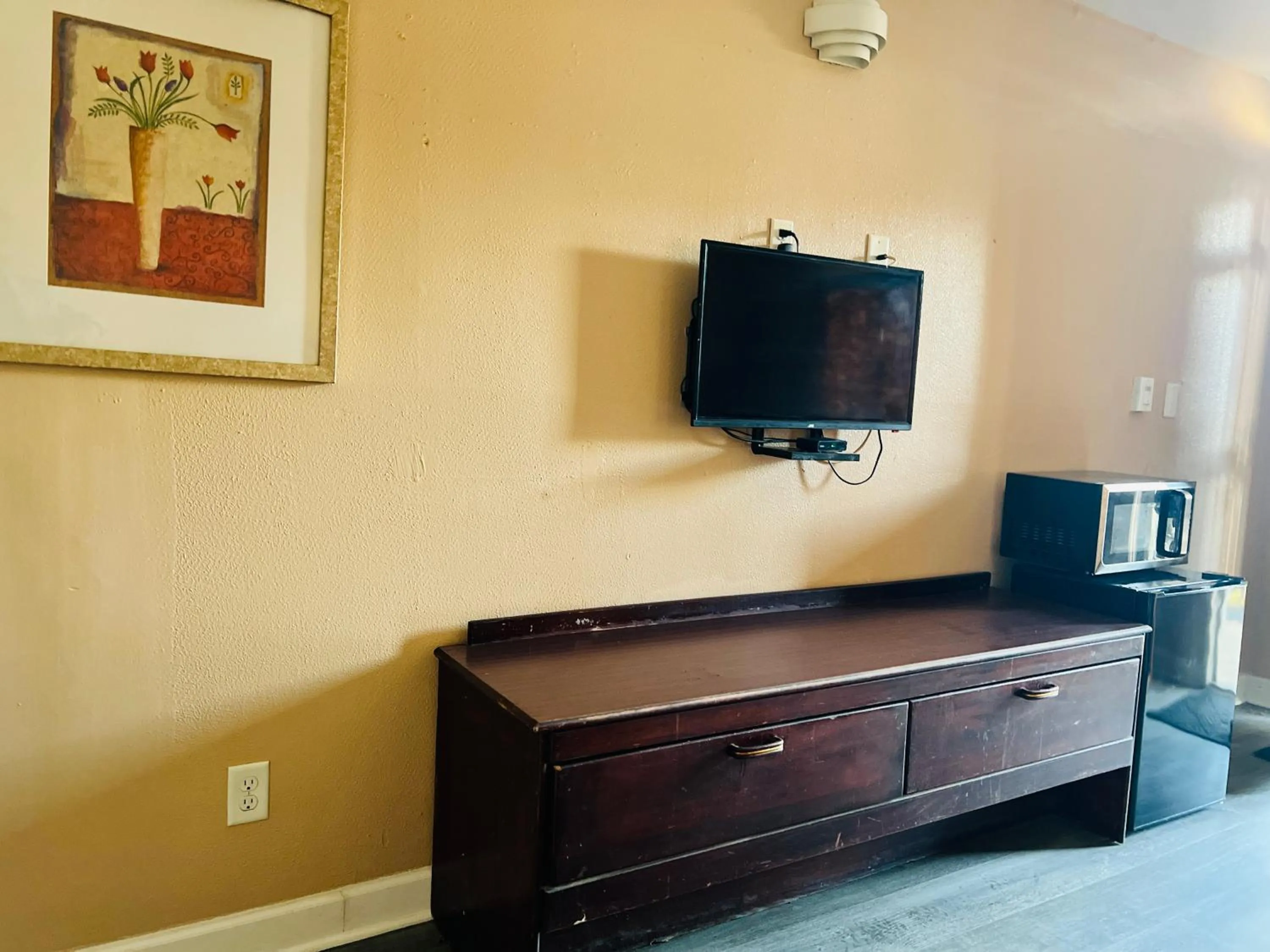 Bedroom in Clayton House Motel