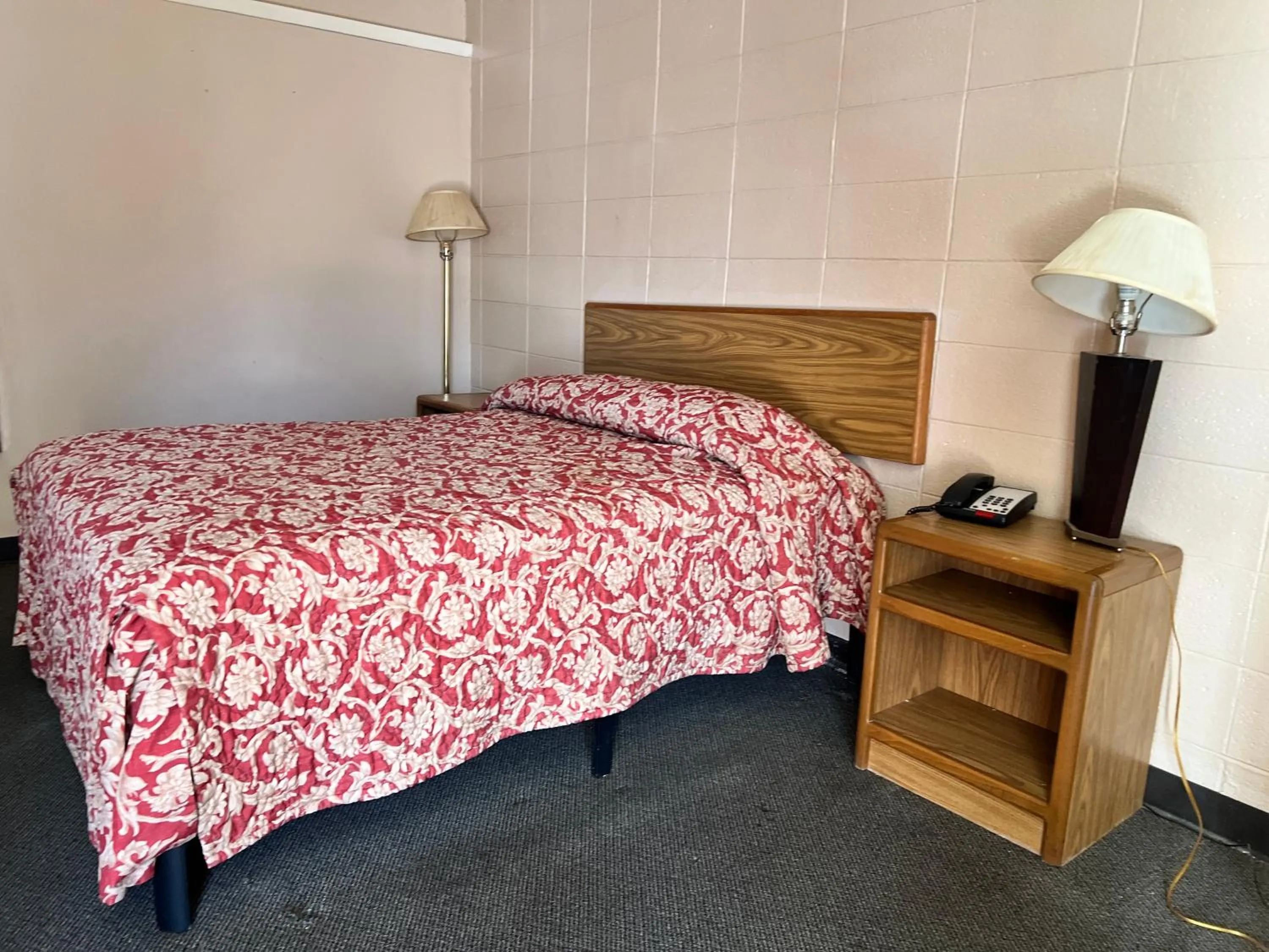 Bedroom, Bed in Clayton House Motel