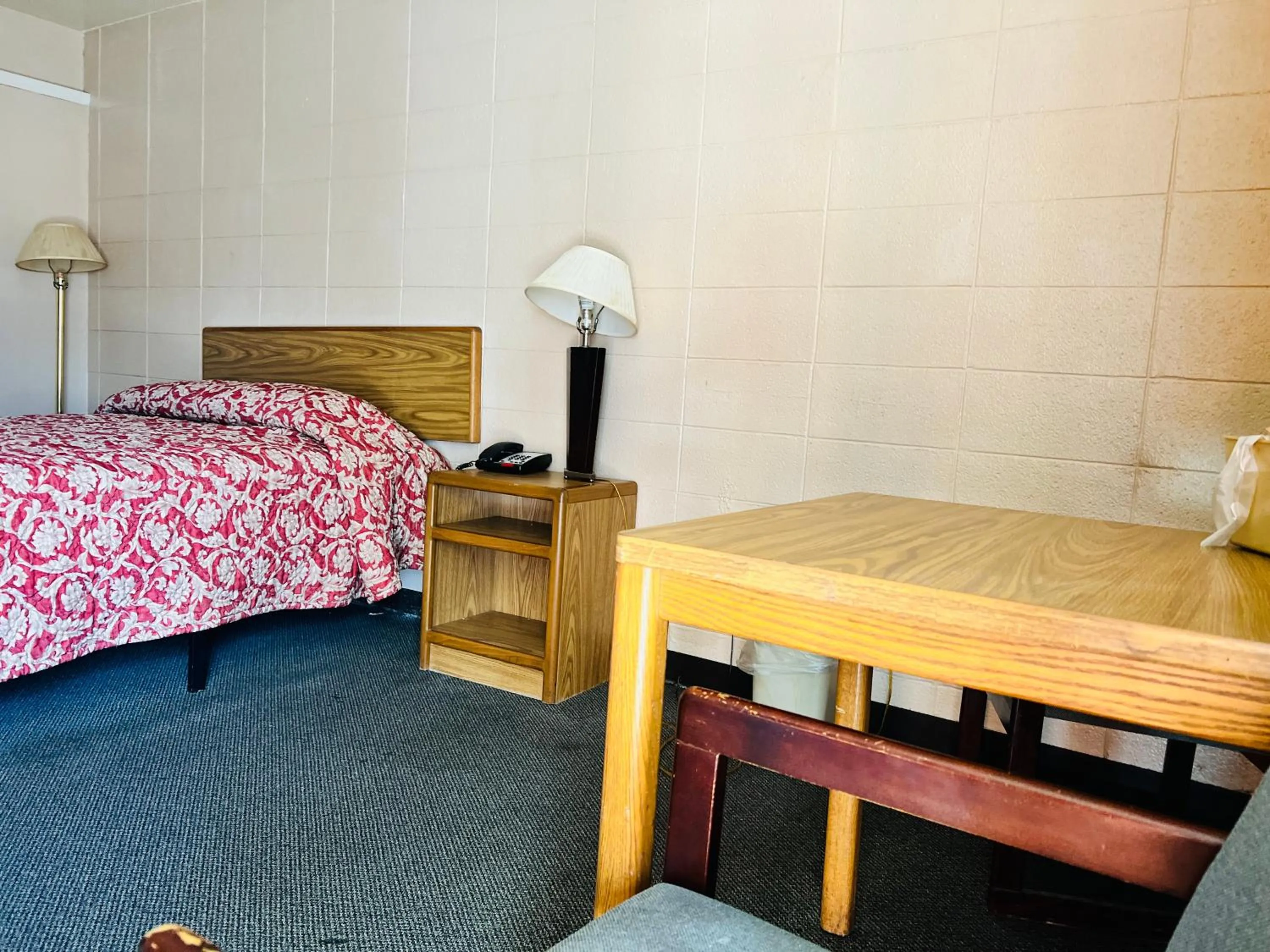 Bedroom, Bed in Clayton House Motel