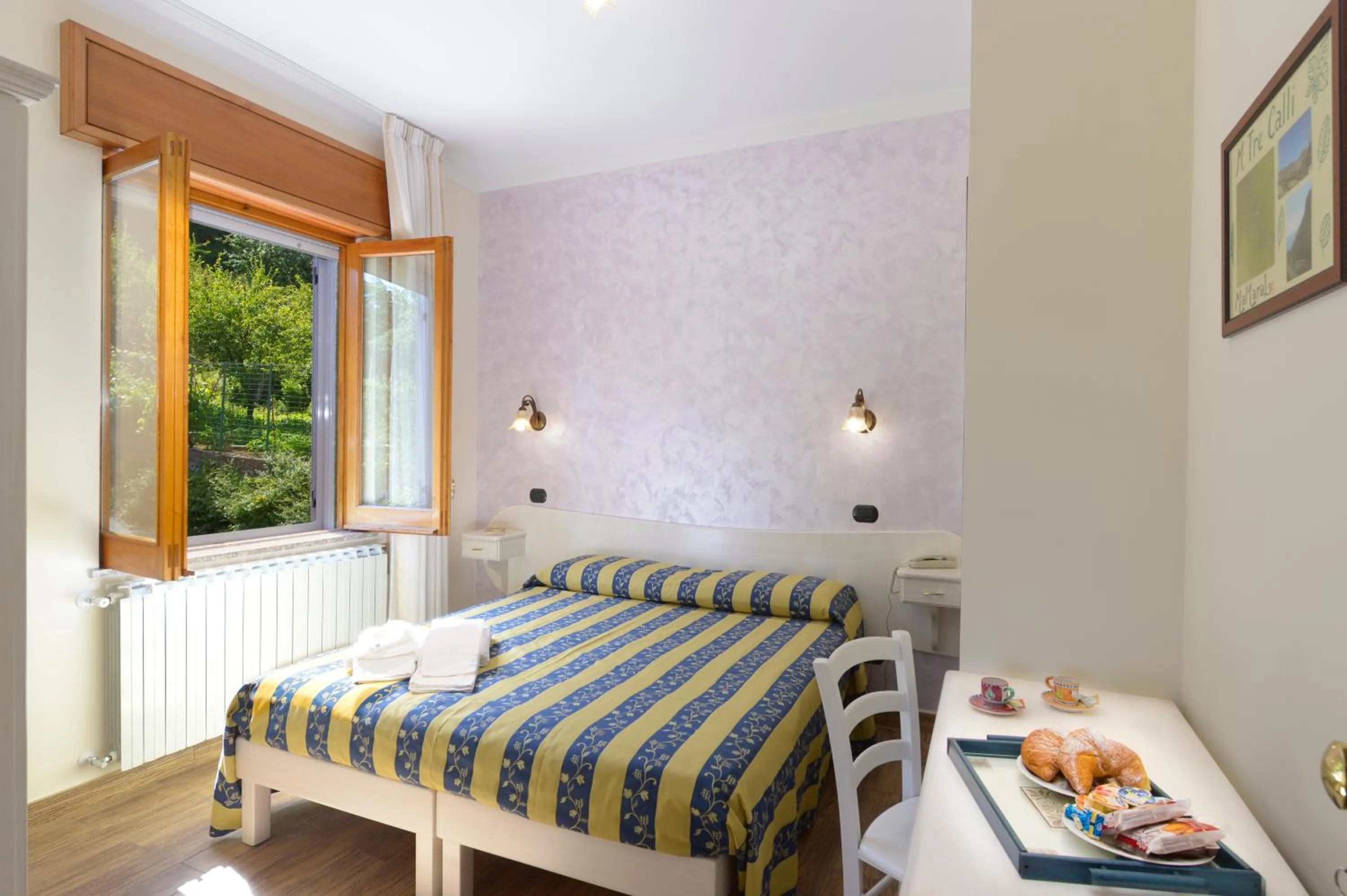 Photo of the whole room, Bed in Mamaral