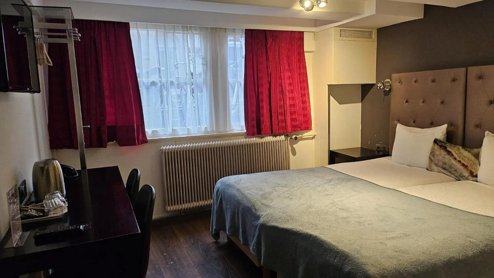 Bedroom, Bed in Quentin Golden Bear Hotel