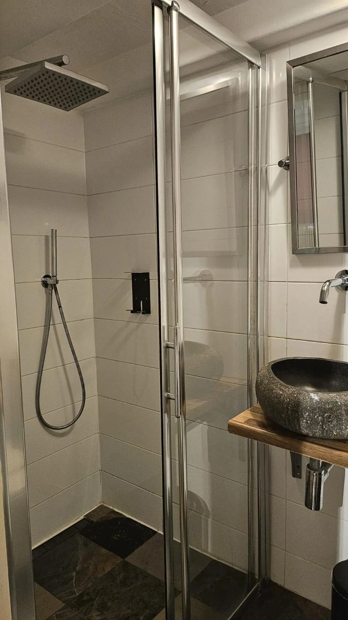 Bathroom in Quentin Golden Bear Hotel