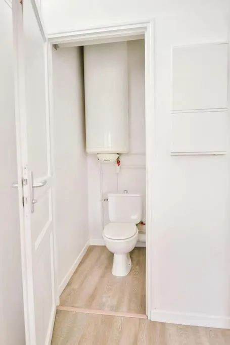 Toilet in Le Bel-Air AVALLON