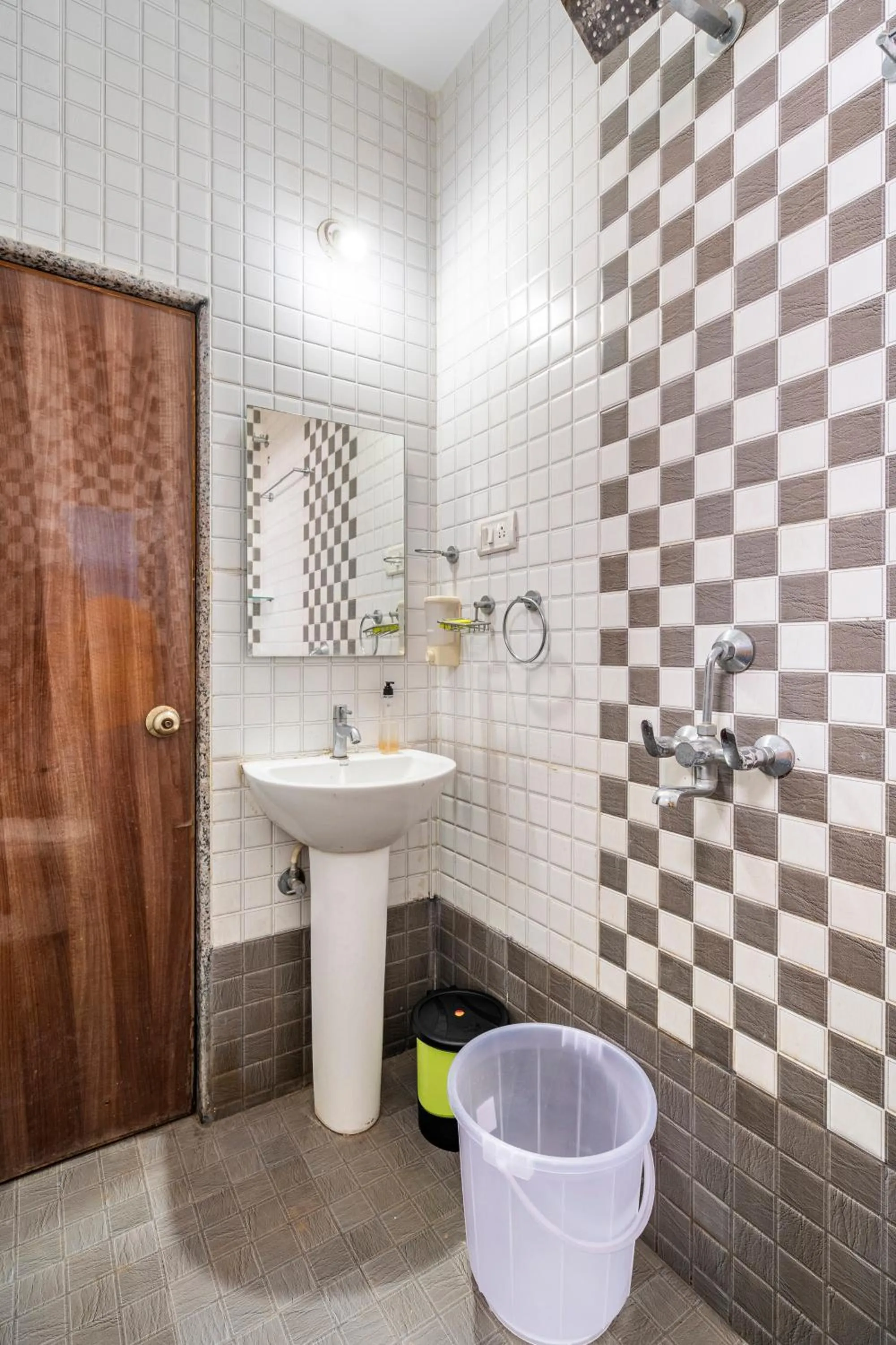 Shower in Last Minute Trip Hostel Morjim-By The Sea