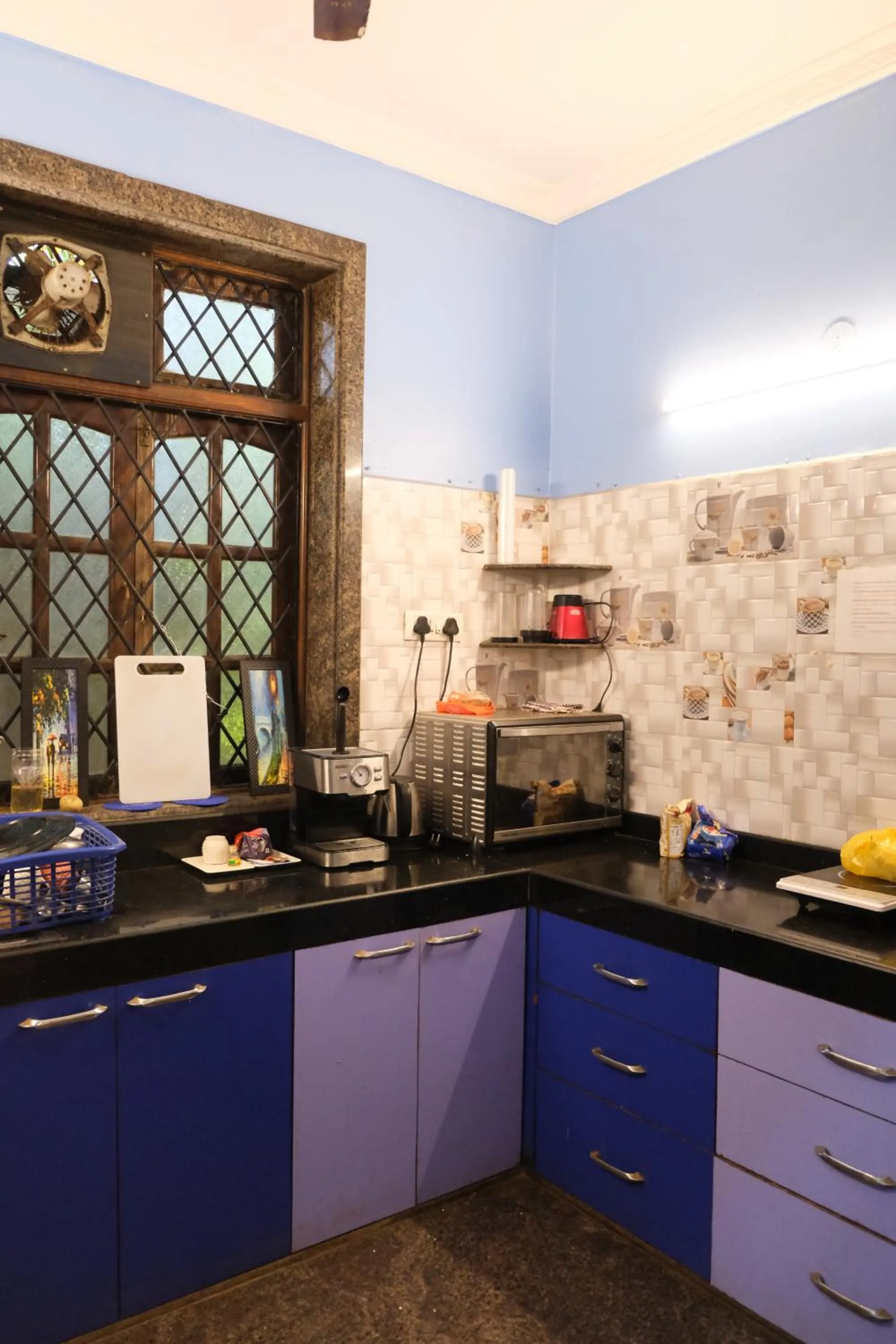 Kitchen or kitchenette in Last Minute Trip Hostel Morjim-By The Sea