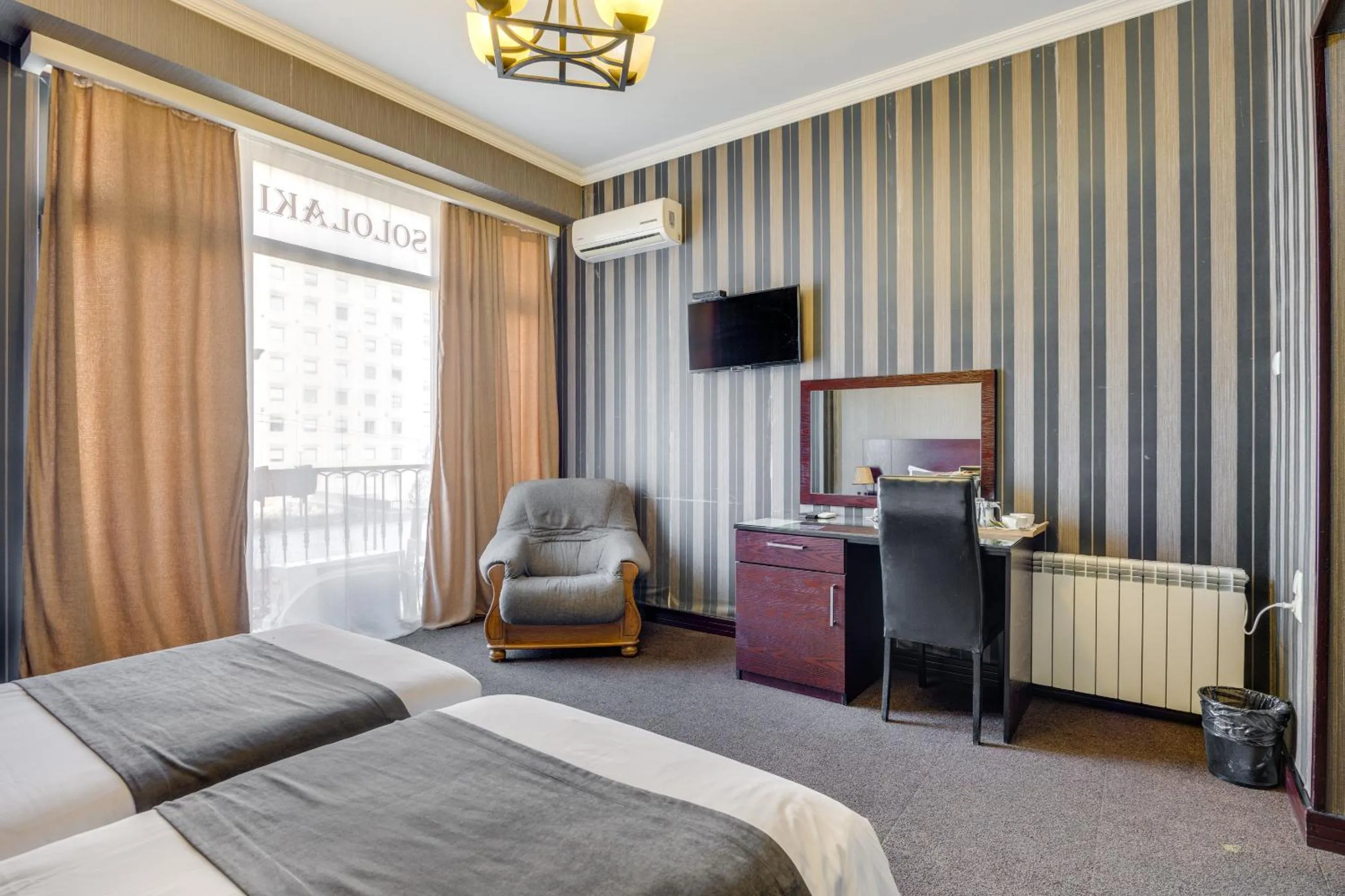 Communal lounge/ TV room, Bed in Sololaki Inn