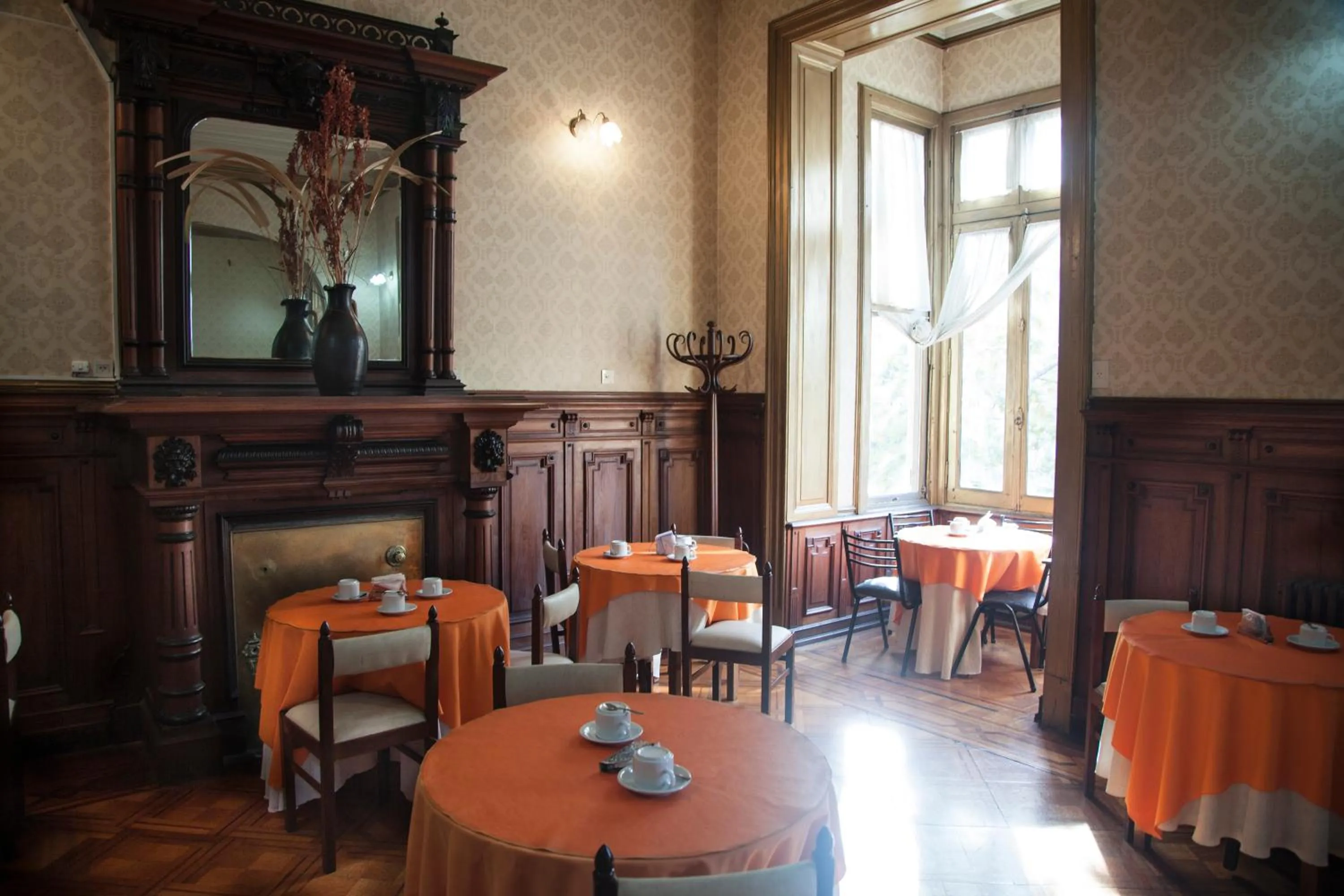 Restaurant/places to eat in Hotel Reina