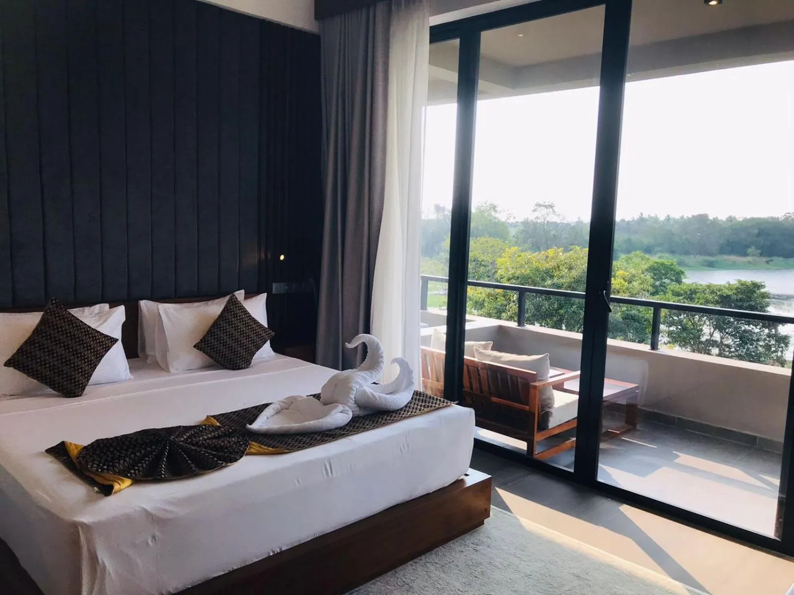 Bed in Thimbiri Wewa Resort Wilpattu