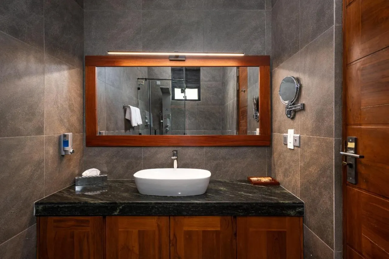 Shower in Thimbiri Wewa Resort Wilpattu