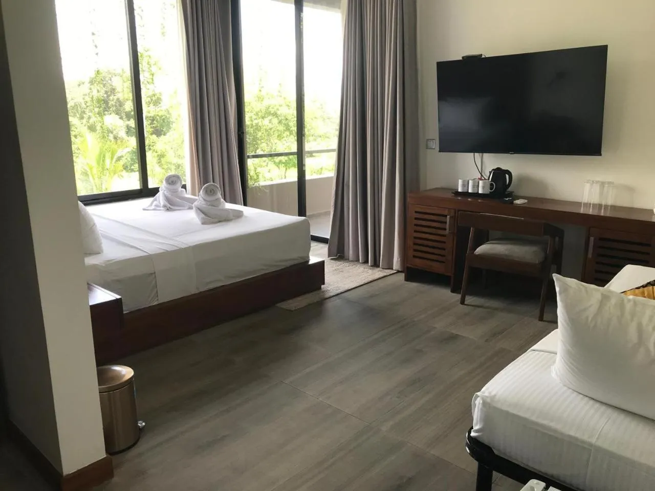 Bed in Thimbiri Wewa Resort Wilpattu