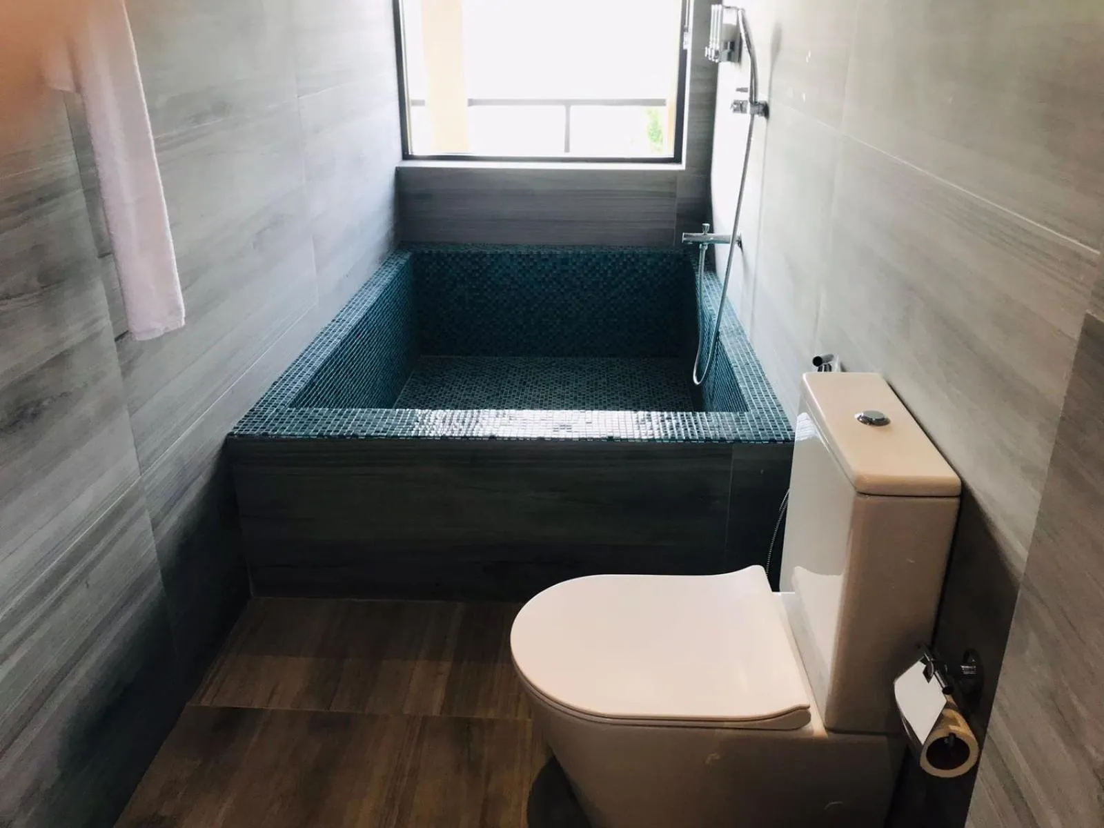 Toilet in Thimbiri Wewa Resort Wilpattu