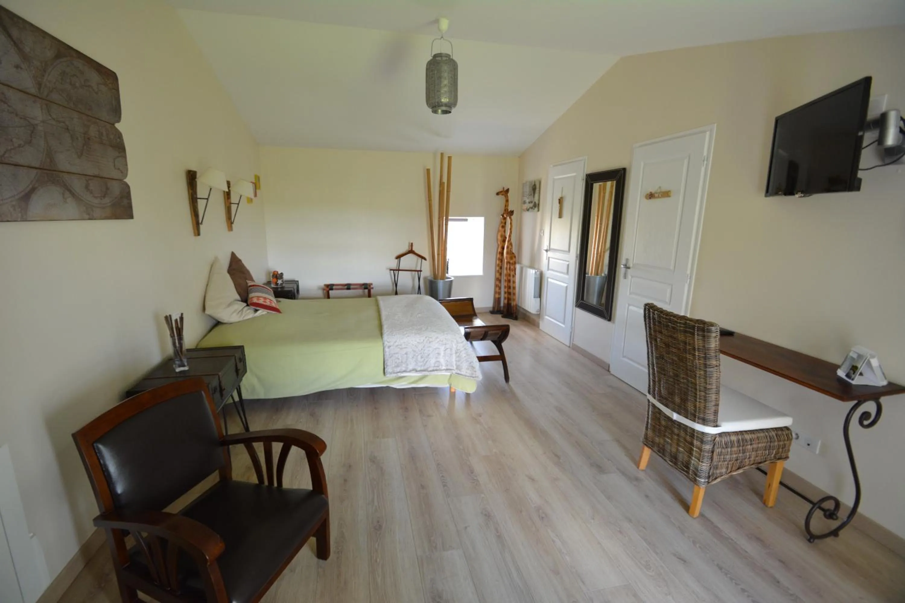 TV and multimedia, Bed in Aux 4 Cornes - Chambre d'hôtes