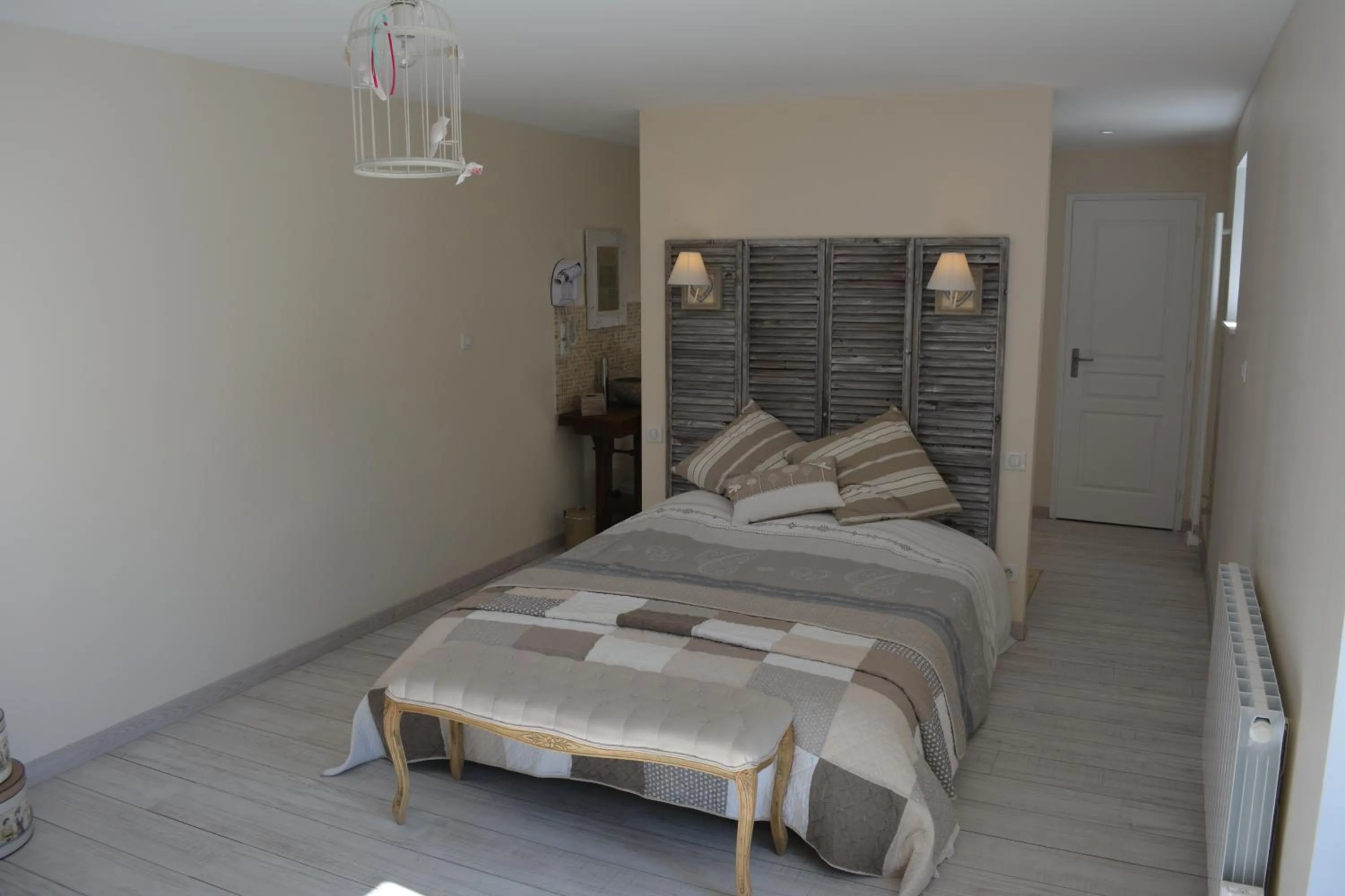 Photo of the whole room, Bed in Aux 4 Cornes - Chambre d'hôtes