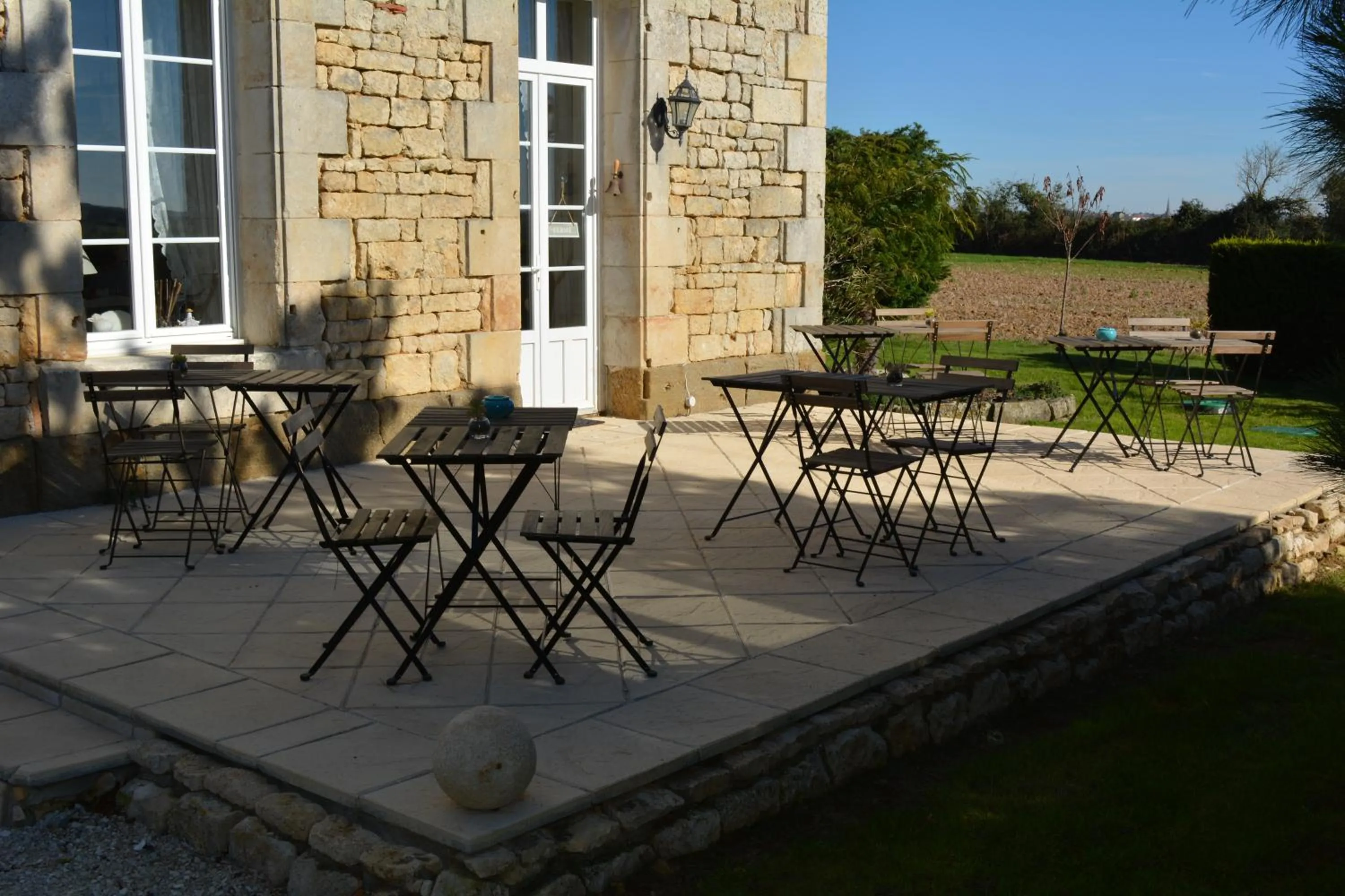 Patio in Aux 4 Cornes - Chambre d'hôtes