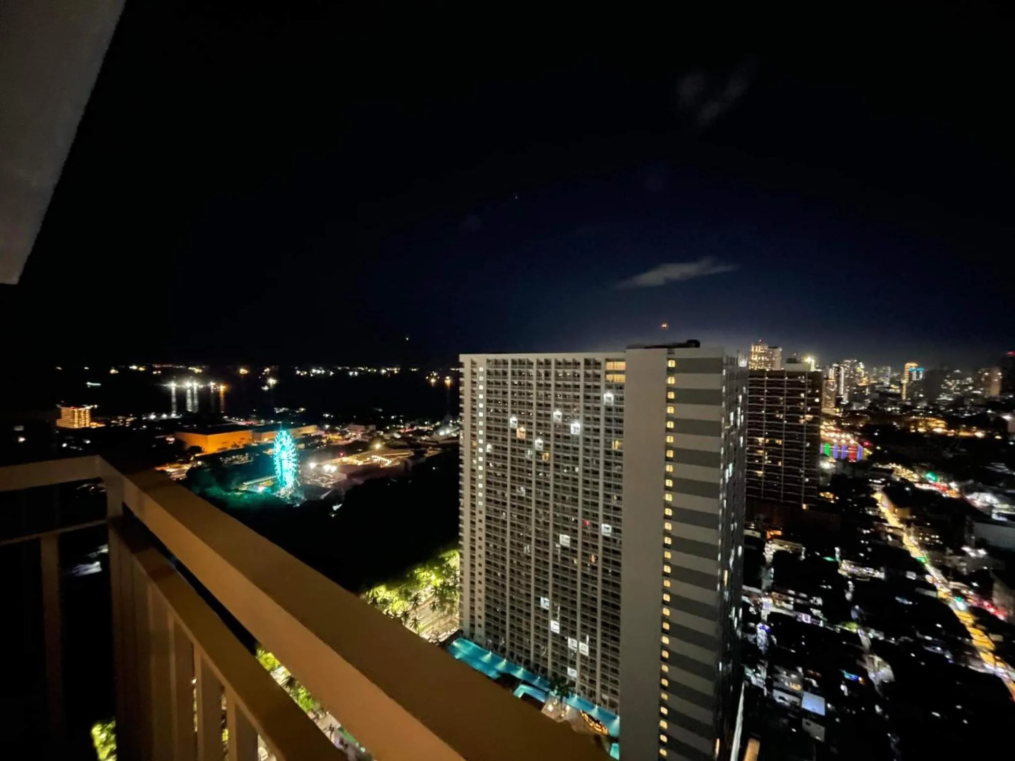 Landmark view in Cozy Penthouse 2BR Suite w Balcony - Amazing Manila Bay View and City Skyline near MOA