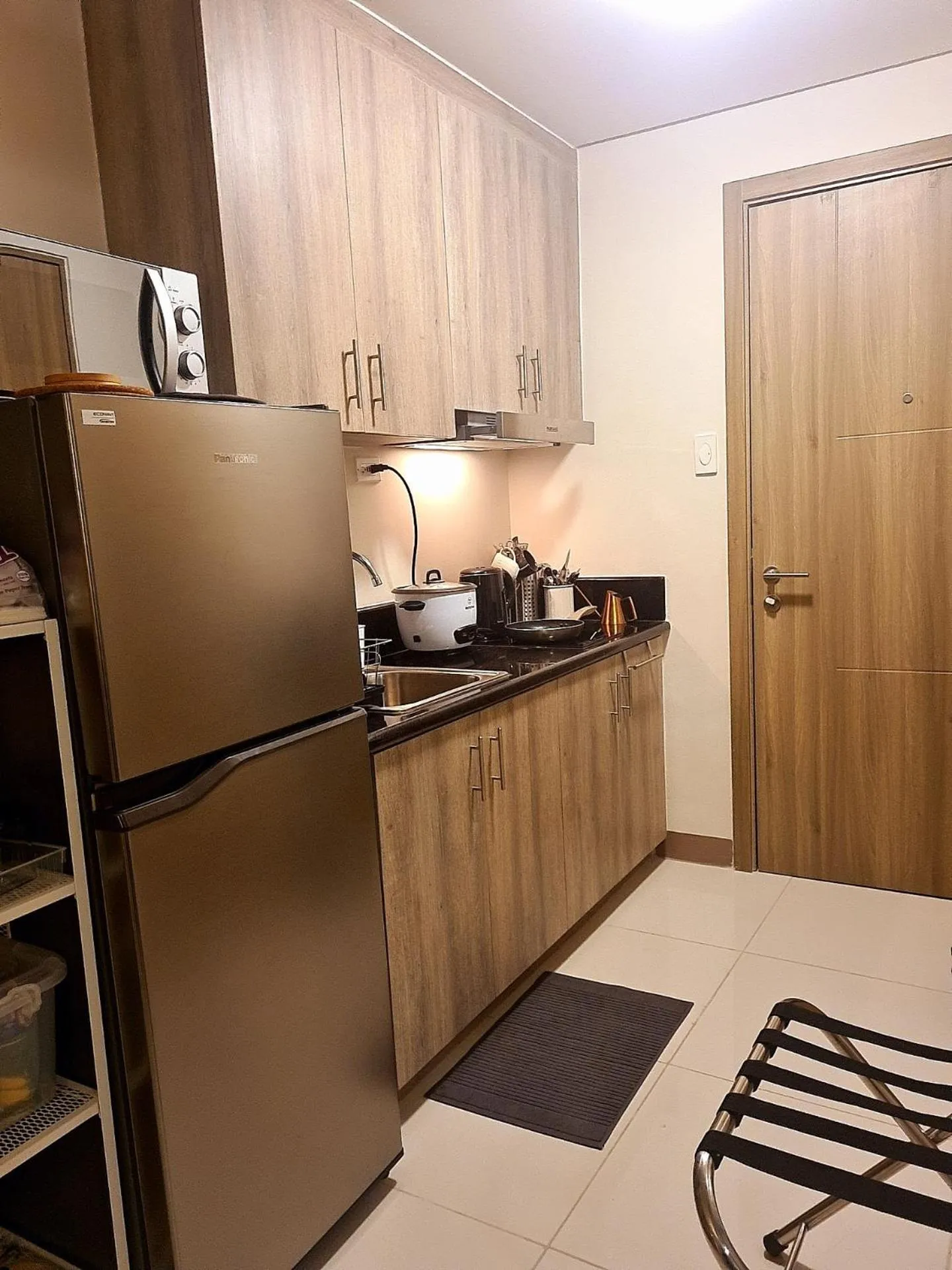 Kitchen or kitchenette in Cozy Penthouse 2BR Suite w Balcony - Amazing Manila Bay View and City Skyline near MOA