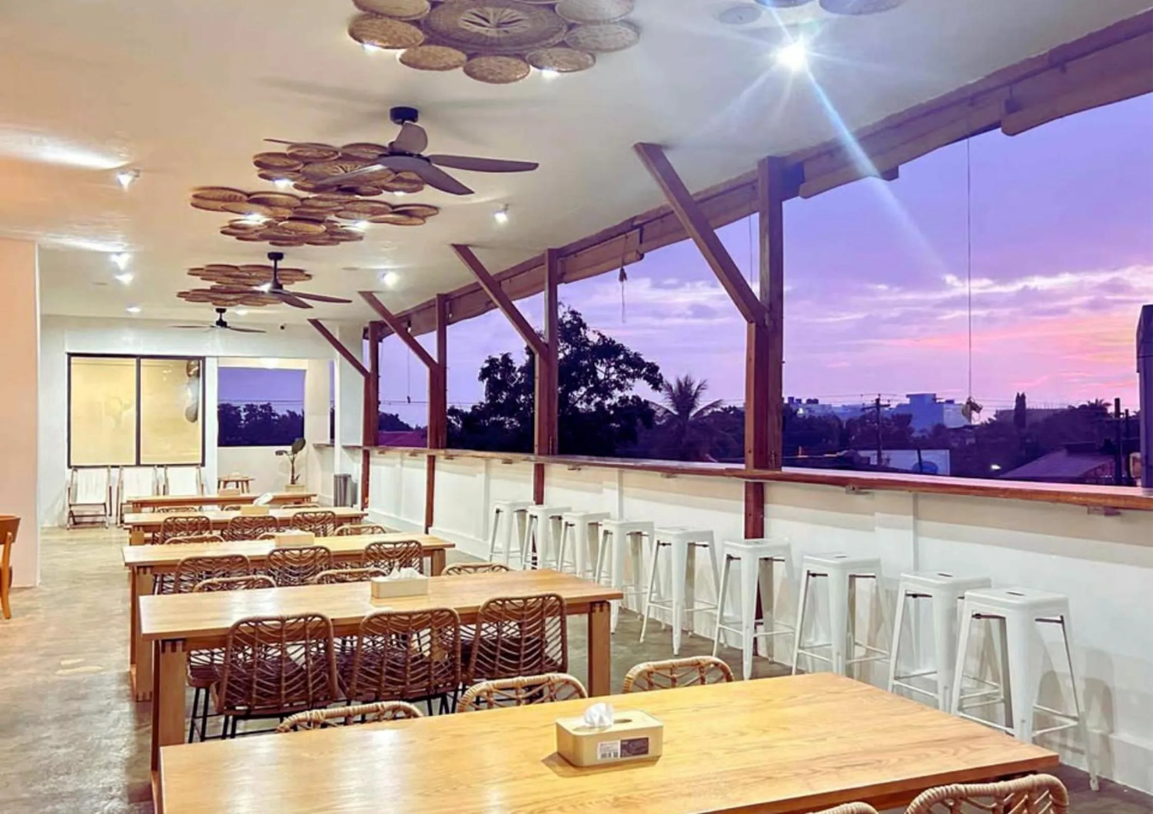 Restaurant/places to eat in Fun Hotel