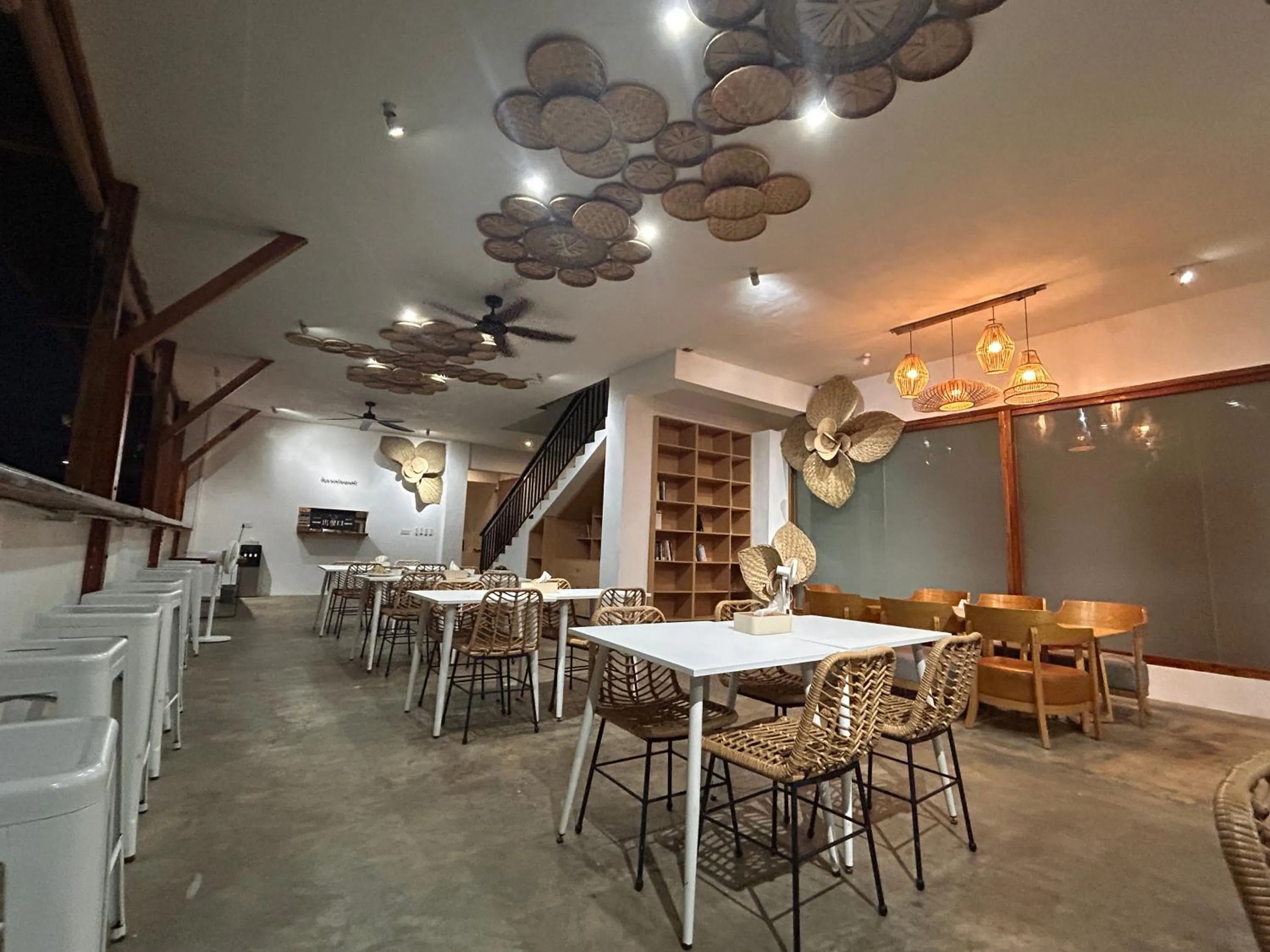 Restaurant/places to eat in Fun Hotel