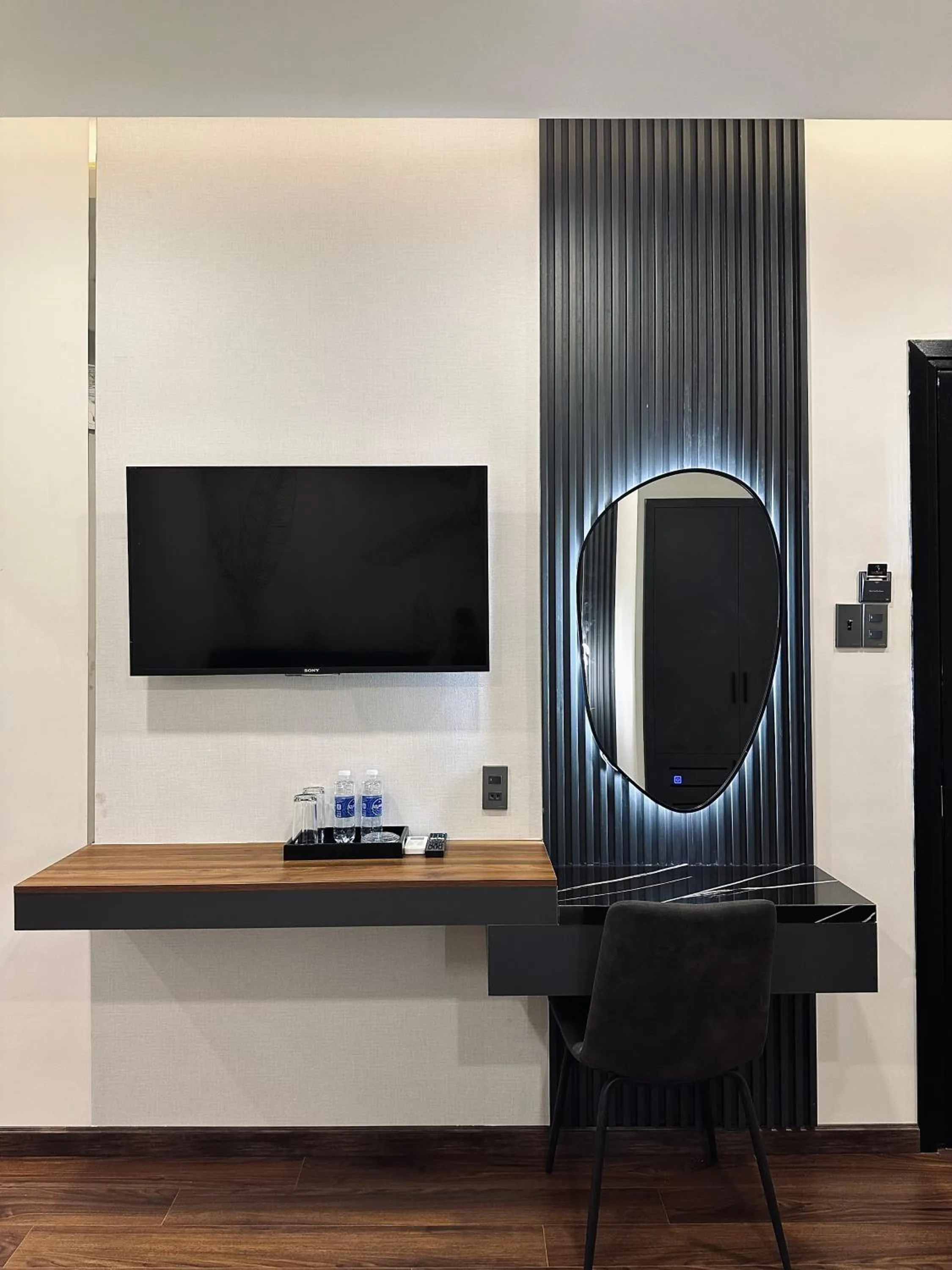 Communal lounge/ TV room in LION 10 HOTEL