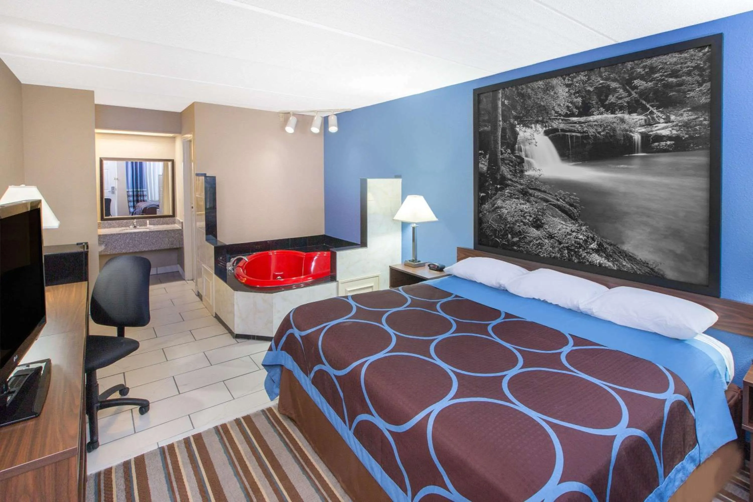 Photo of the whole room, Bed in Super 8 by Wyndham Dothan