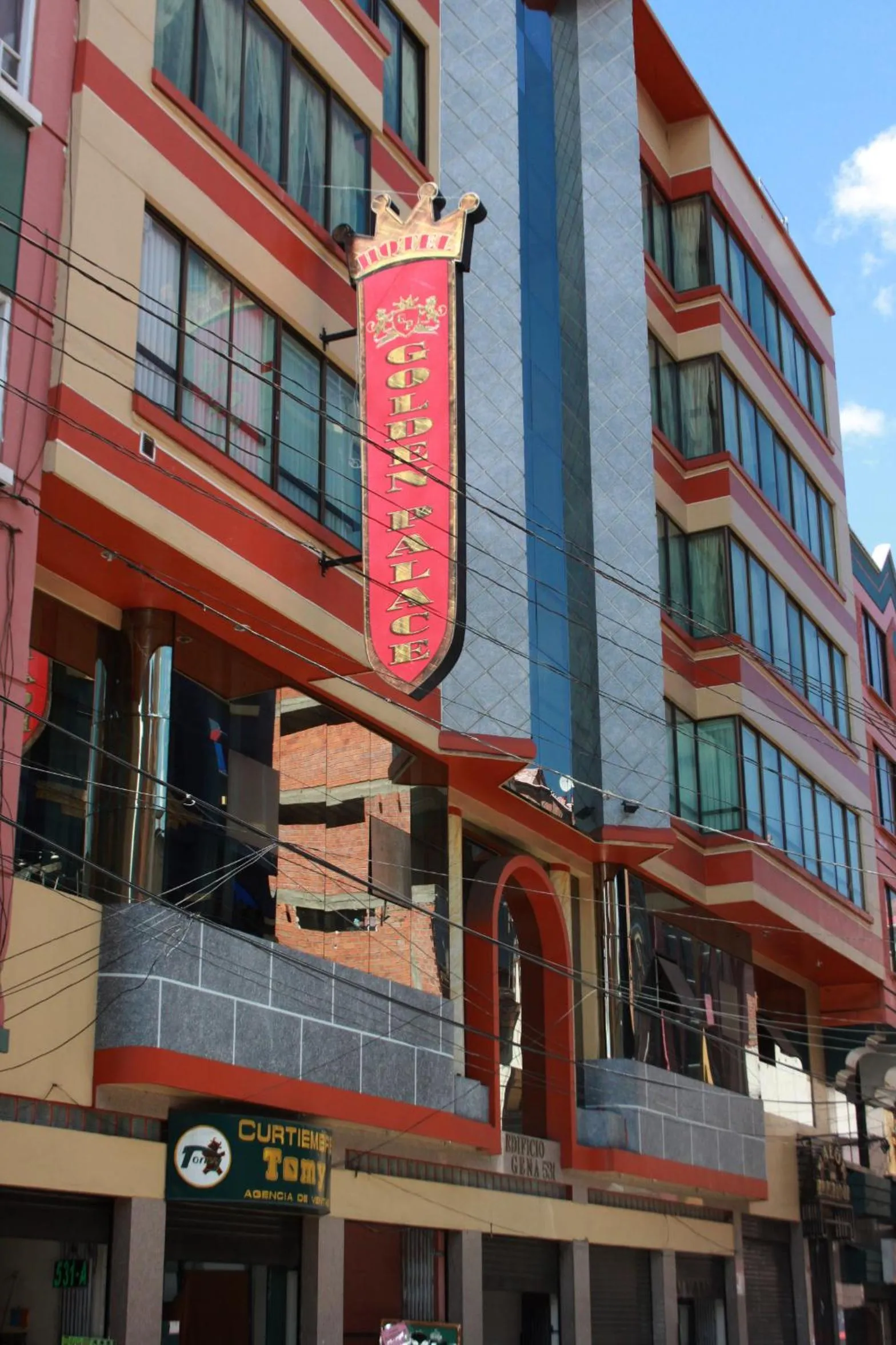 Facade/entrance in Golden Palace