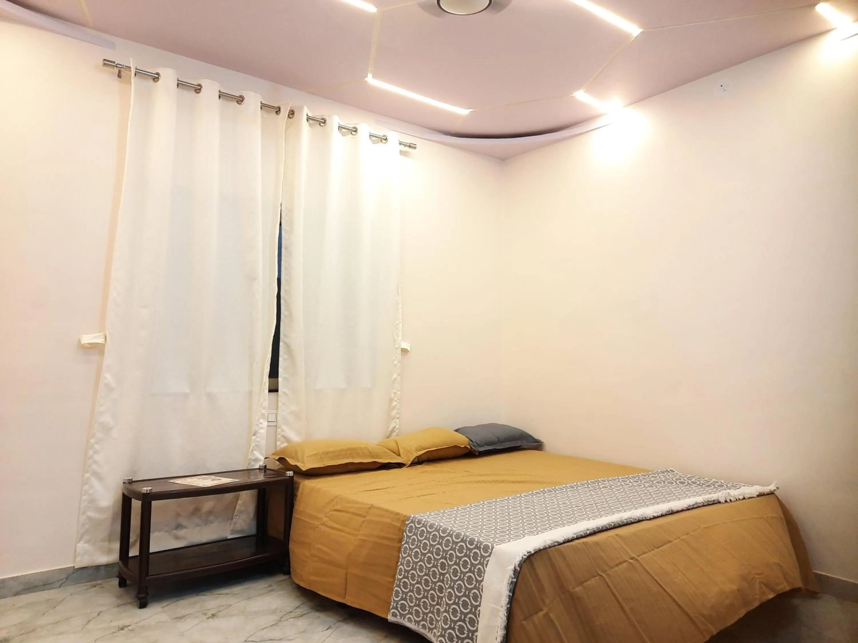 Bed in Shriguru Guest House Akkalkot