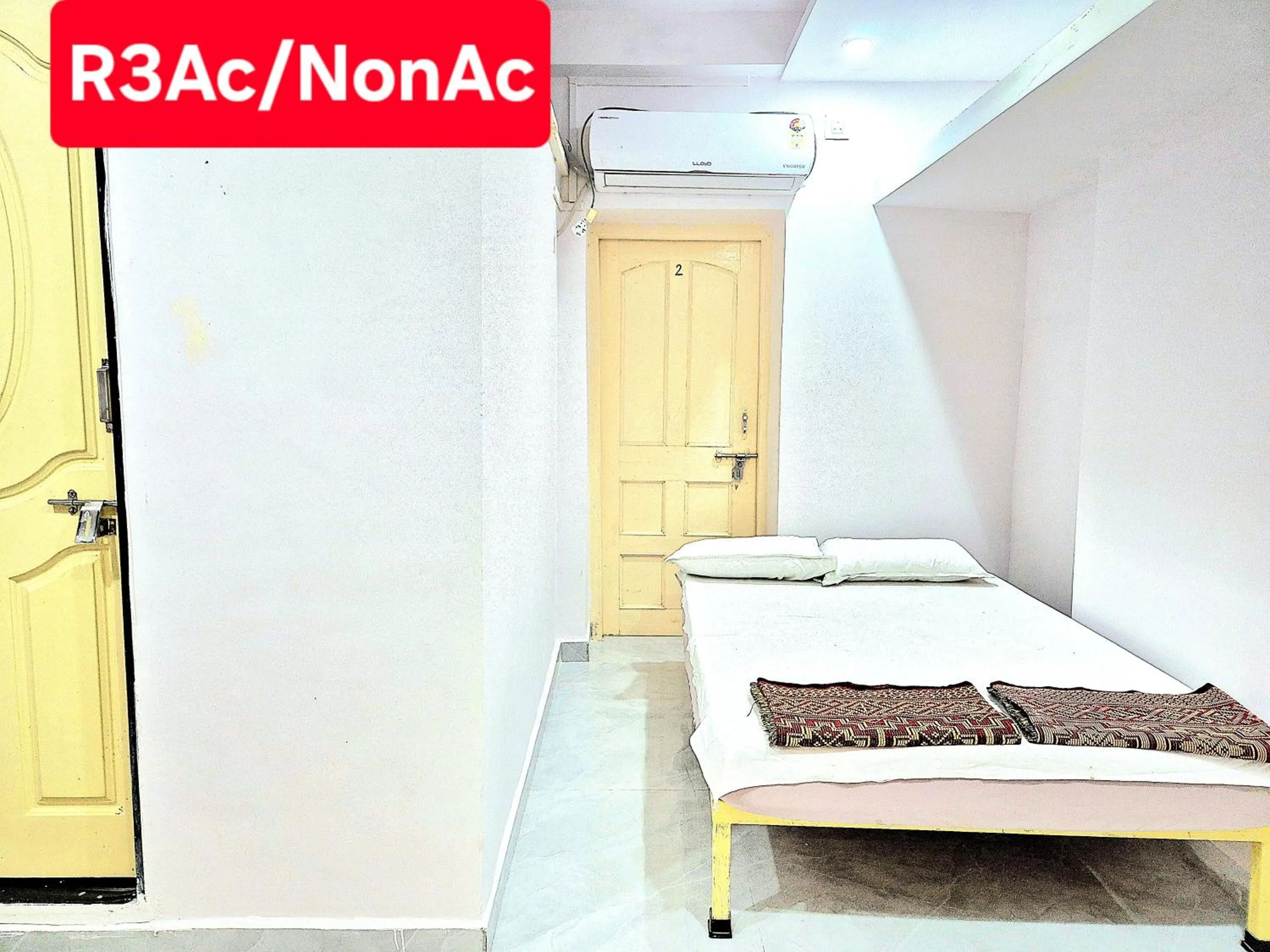 Bed in Shriguru Guest House Akkalkot