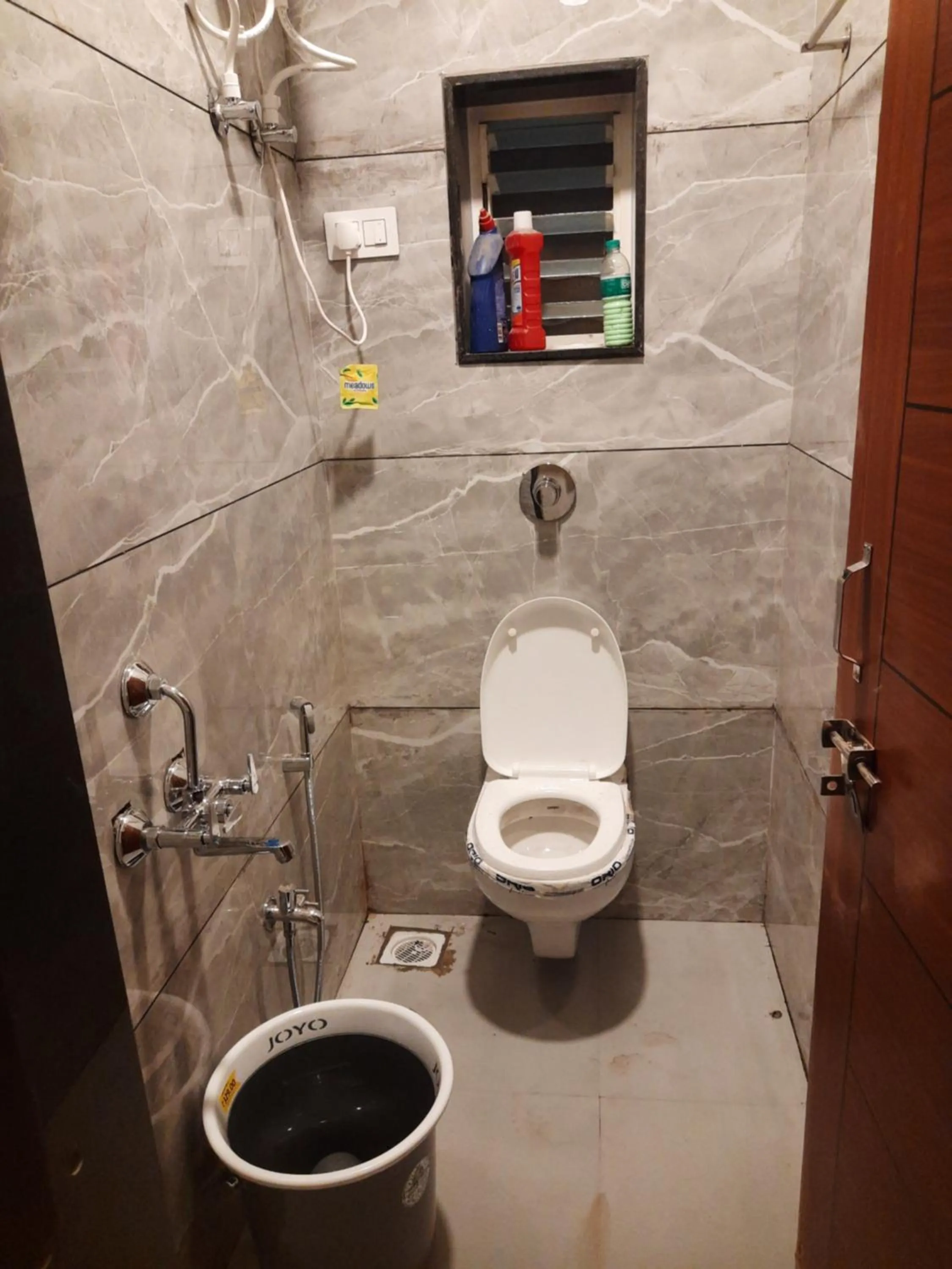 Shower in Shriguru Guest House Akkalkot