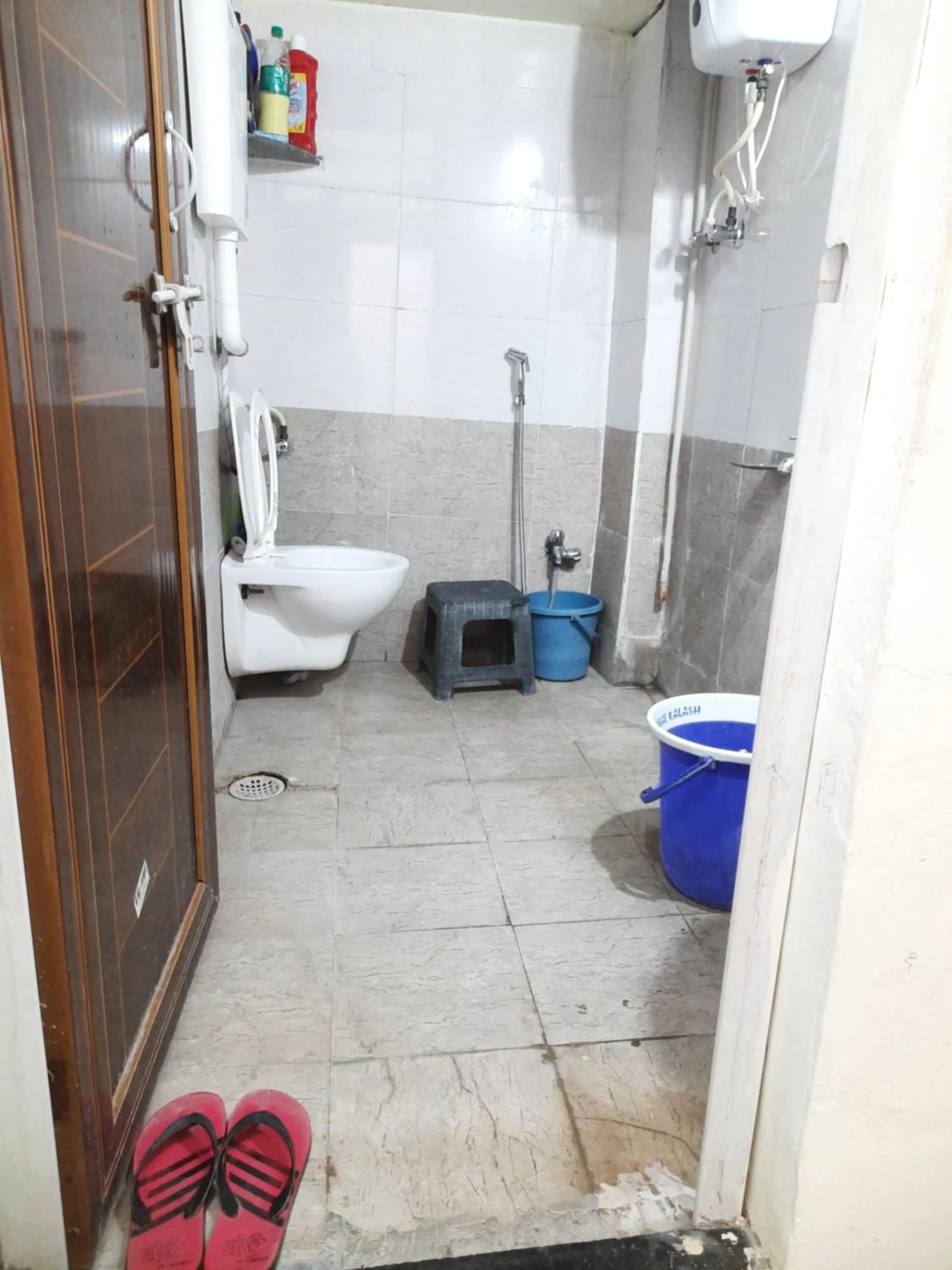 Shower in Shriguru Guest House Akkalkot