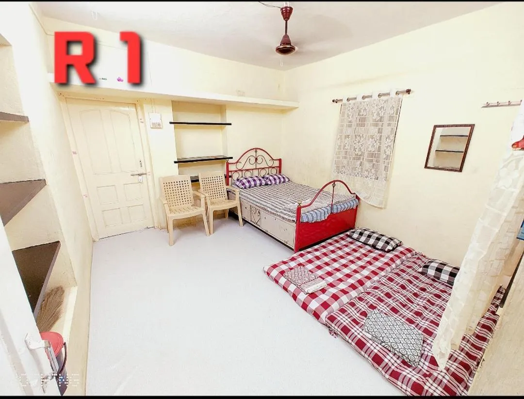 Bed in Shriguru Guest House Akkalkot