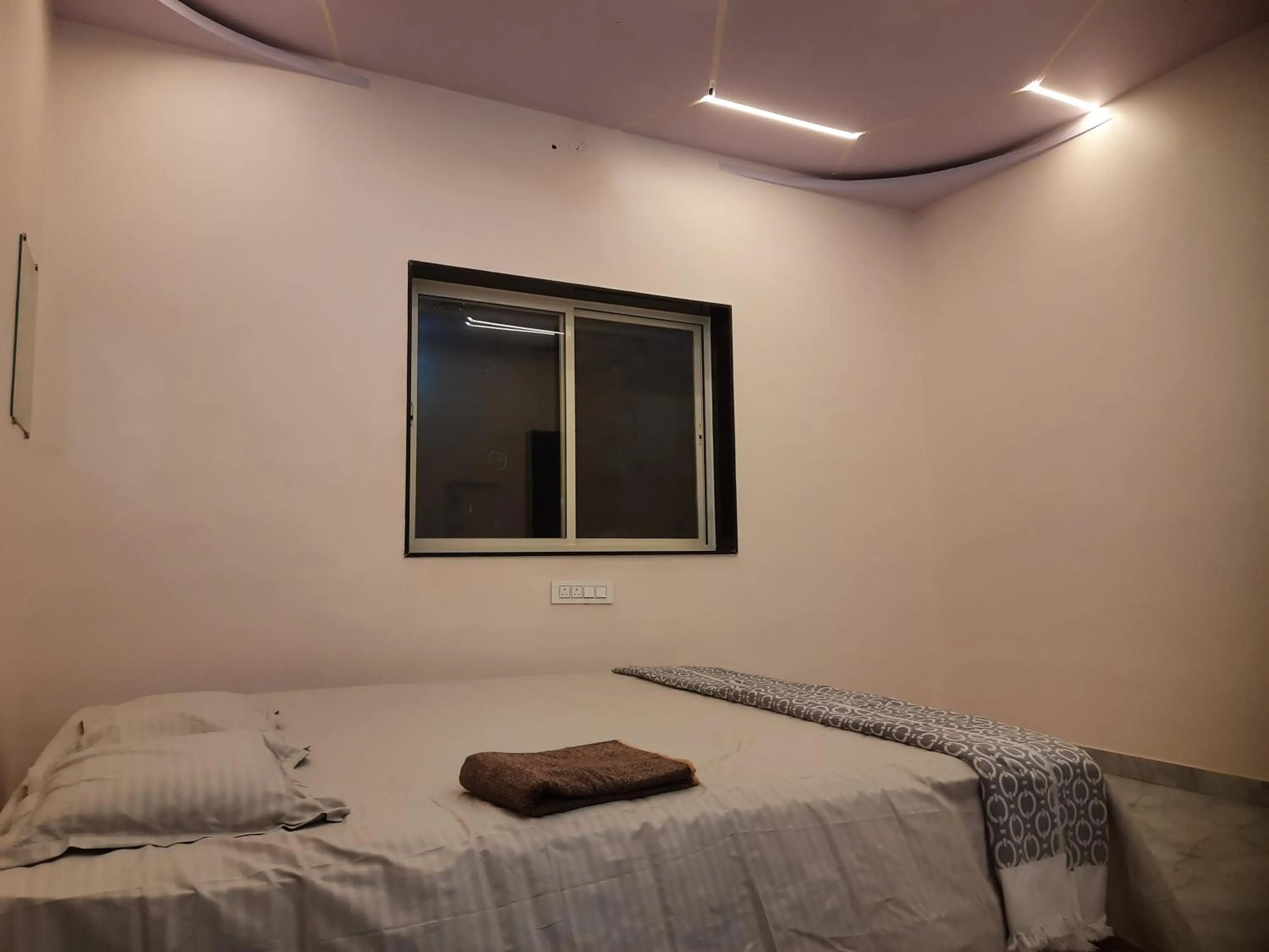 Bed in Shriguru Guest House Akkalkot