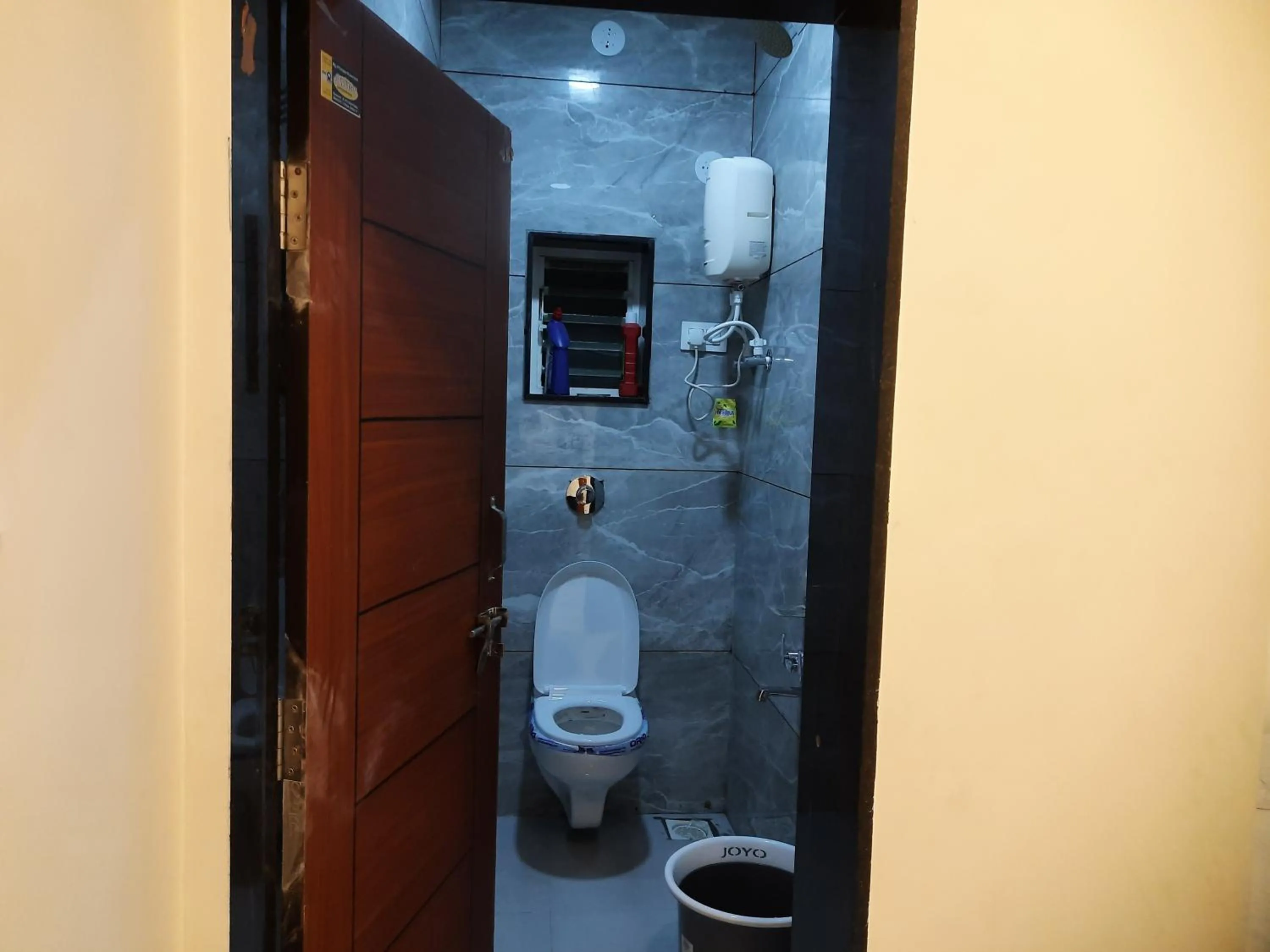 Shower in Shriguru Guest House Akkalkot