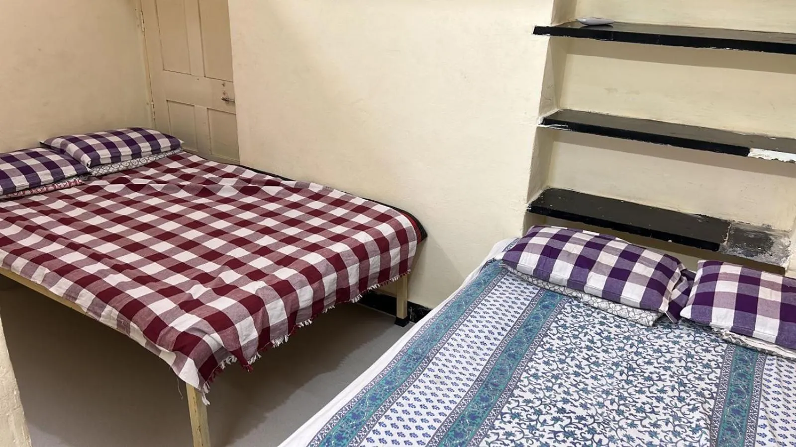 Bed in Shriguru Guest House Akkalkot
