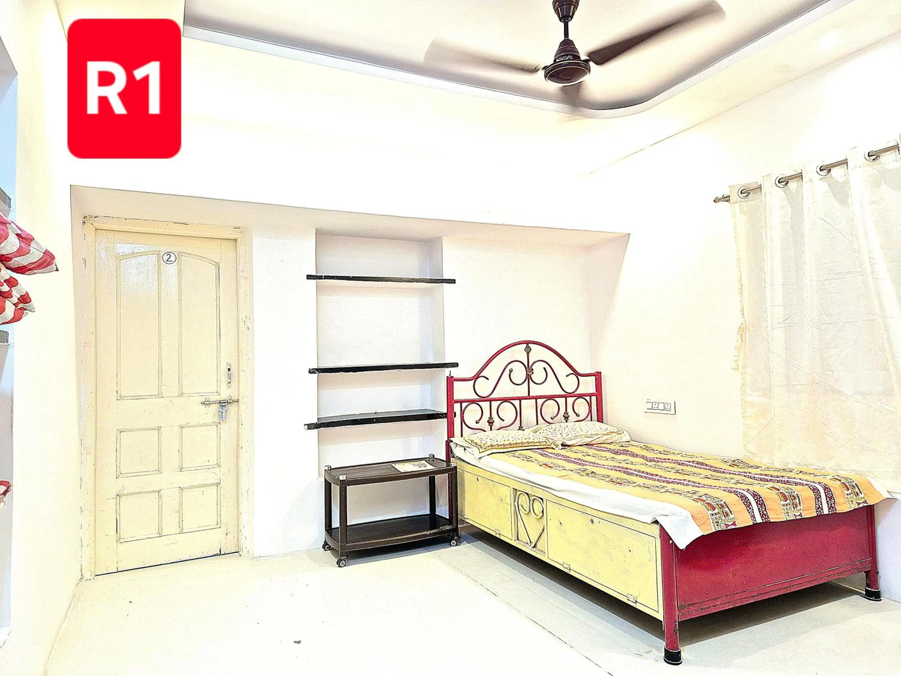 Bed in Shriguru Guest House Akkalkot