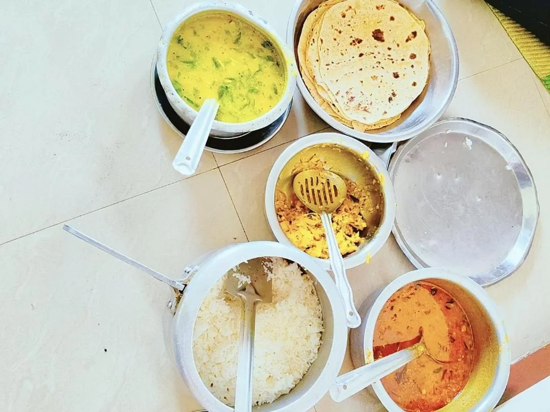 Food and drinks in Shriguru Guest House Akkalkot