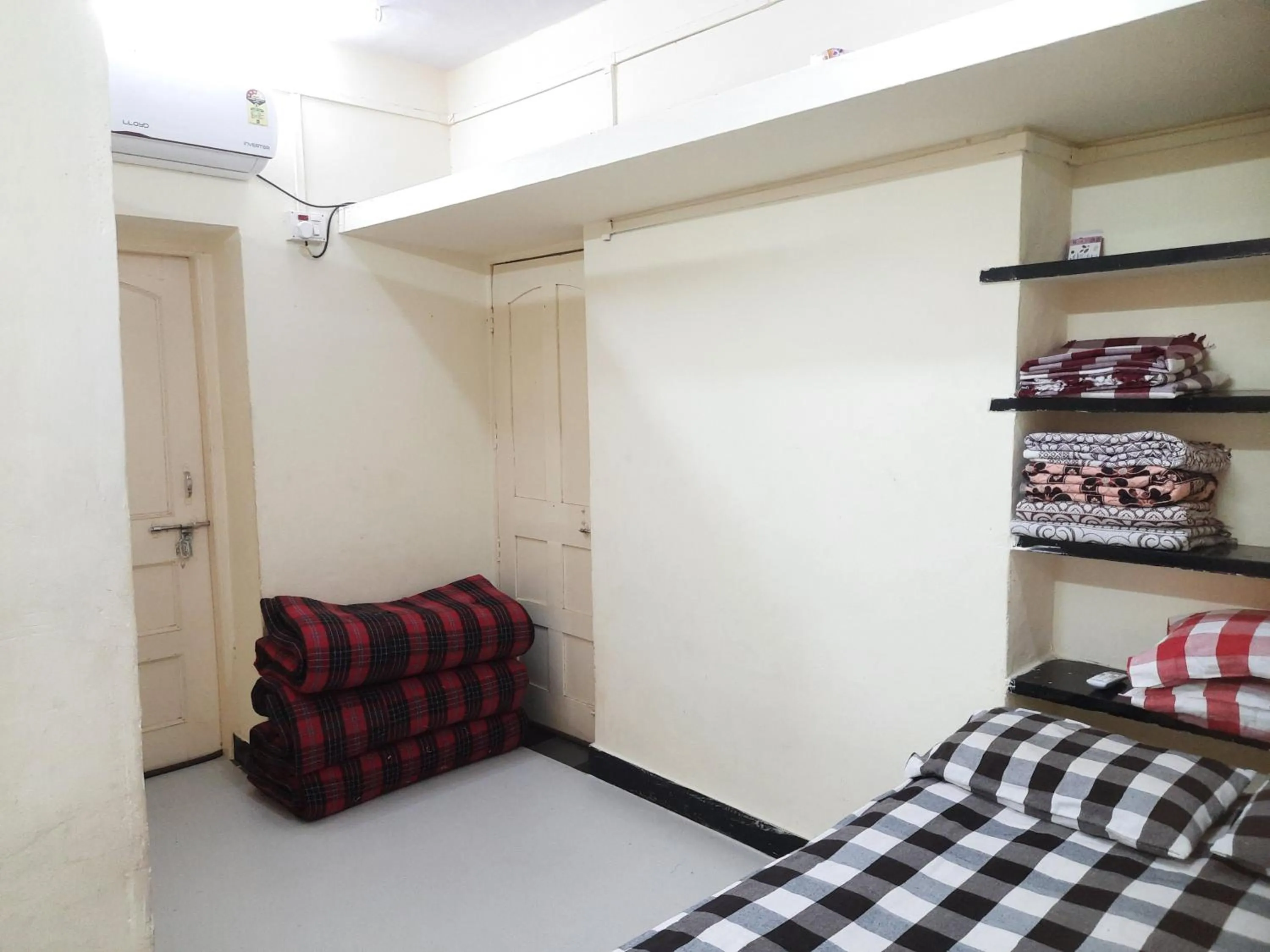 Bed in Shriguru Guest House Akkalkot