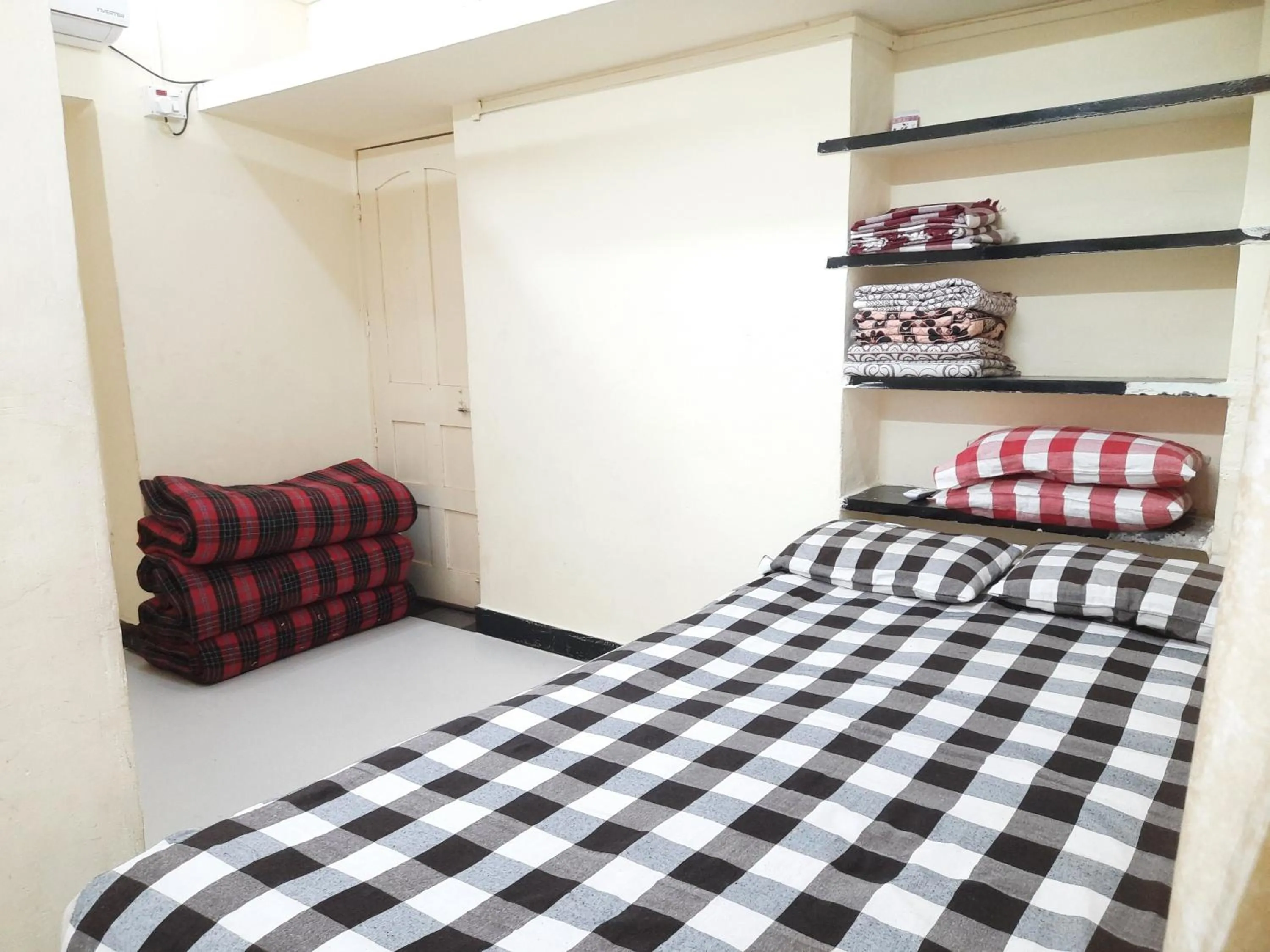 Bed in Shriguru Guest House Akkalkot