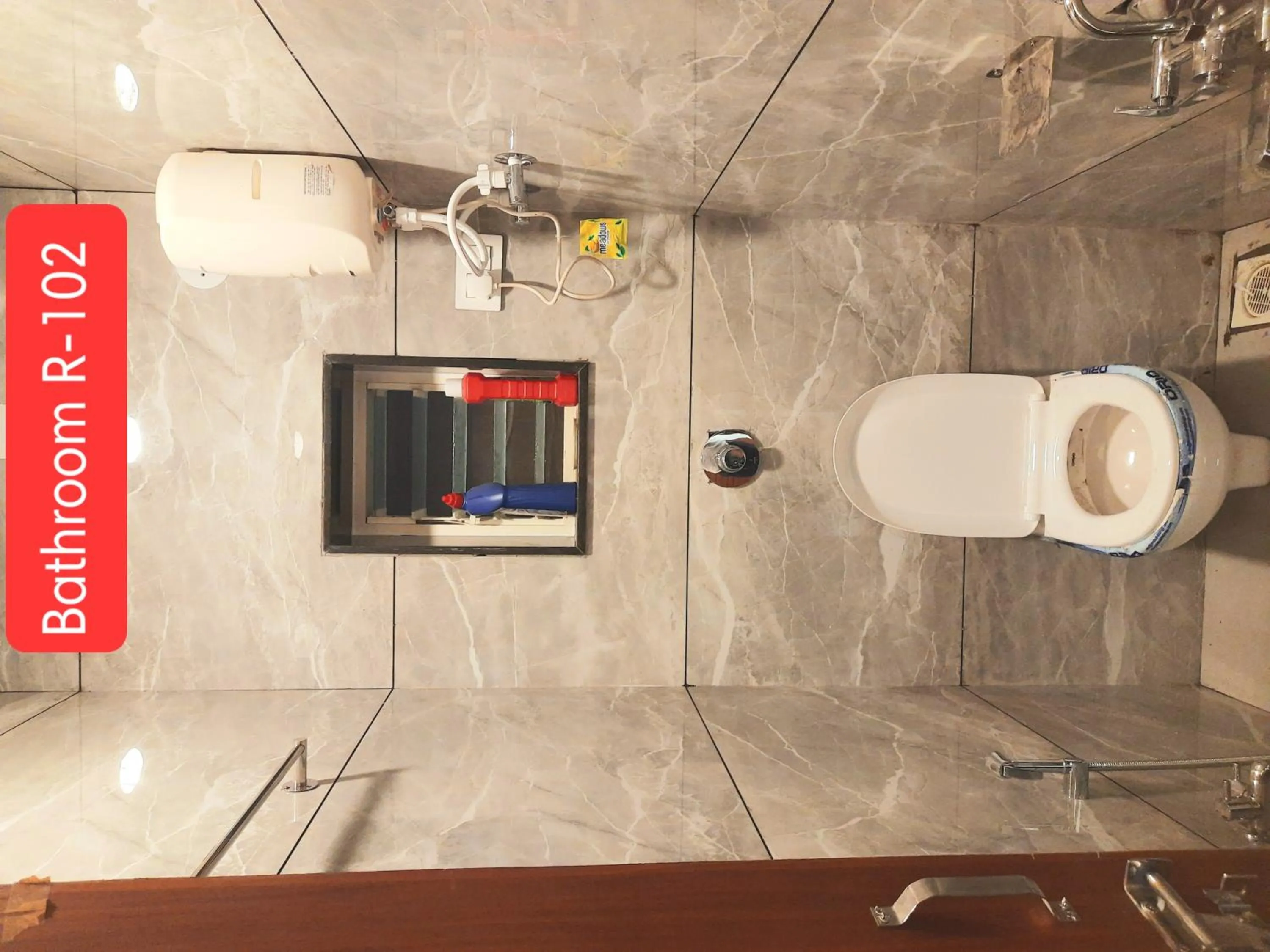 Shower in Shriguru Guest House Akkalkot