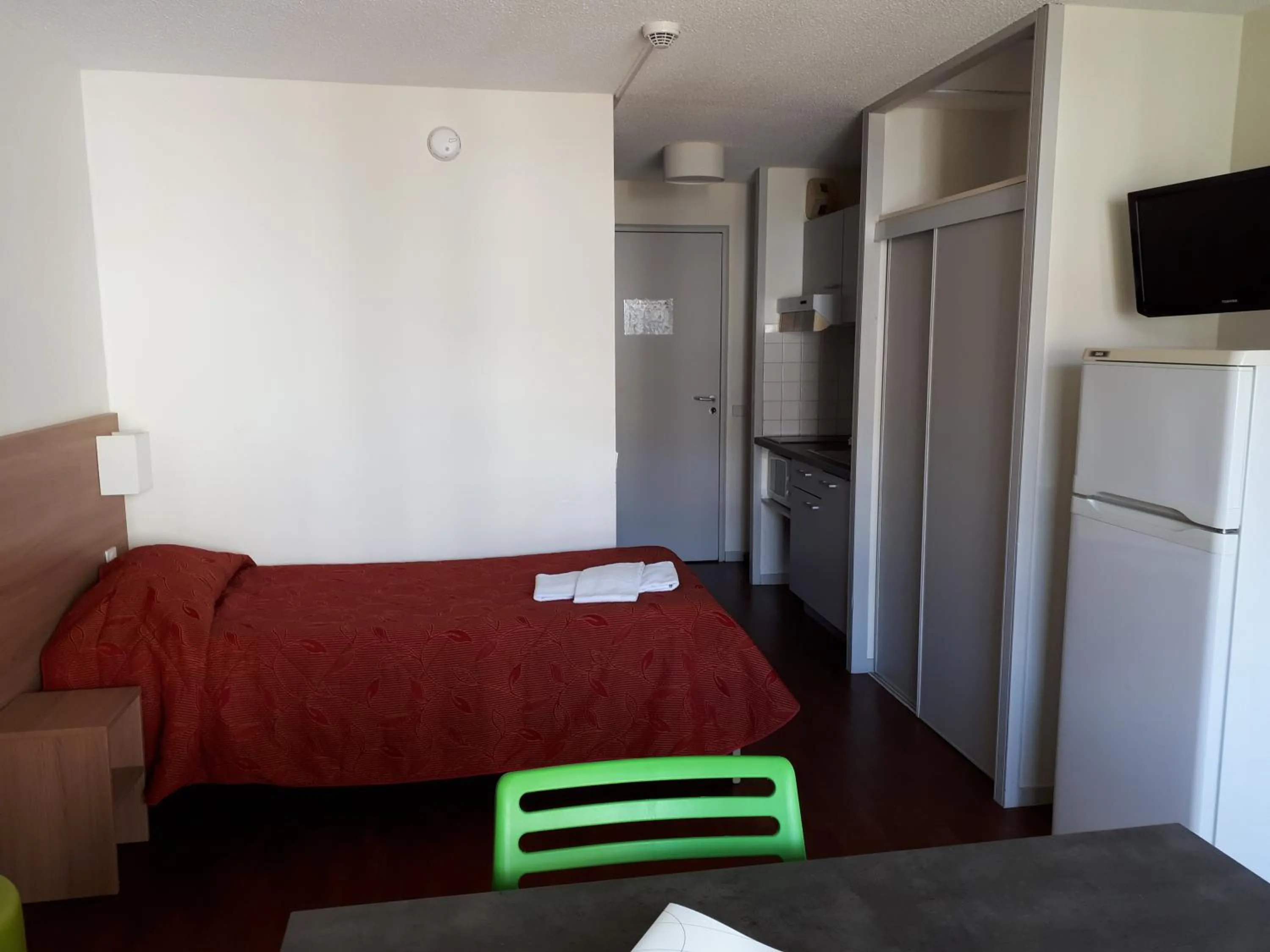 Dining area, Bed in Vvf Villages Urrugne