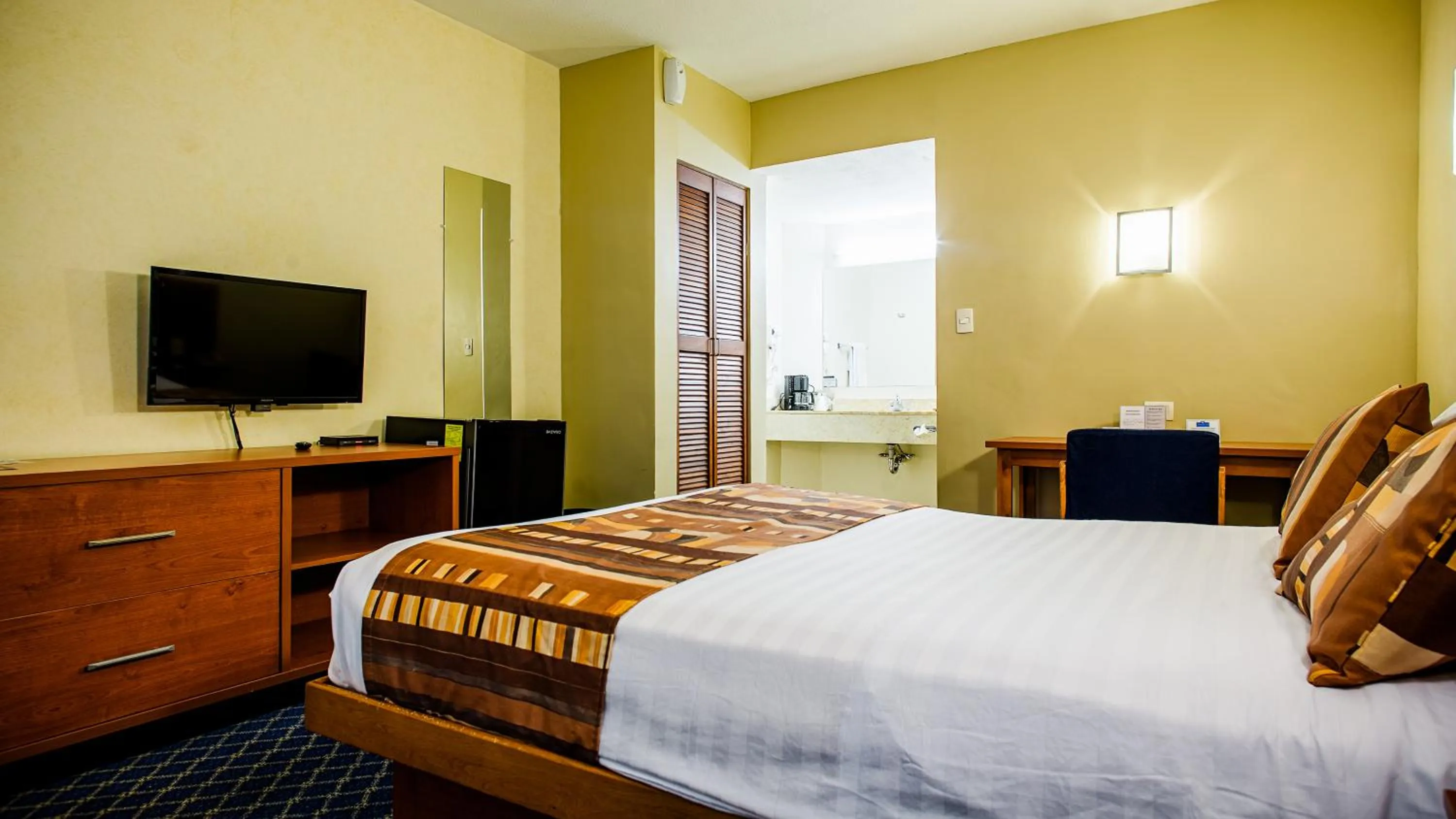Bed in American Inn Hotel & Suites Delicias