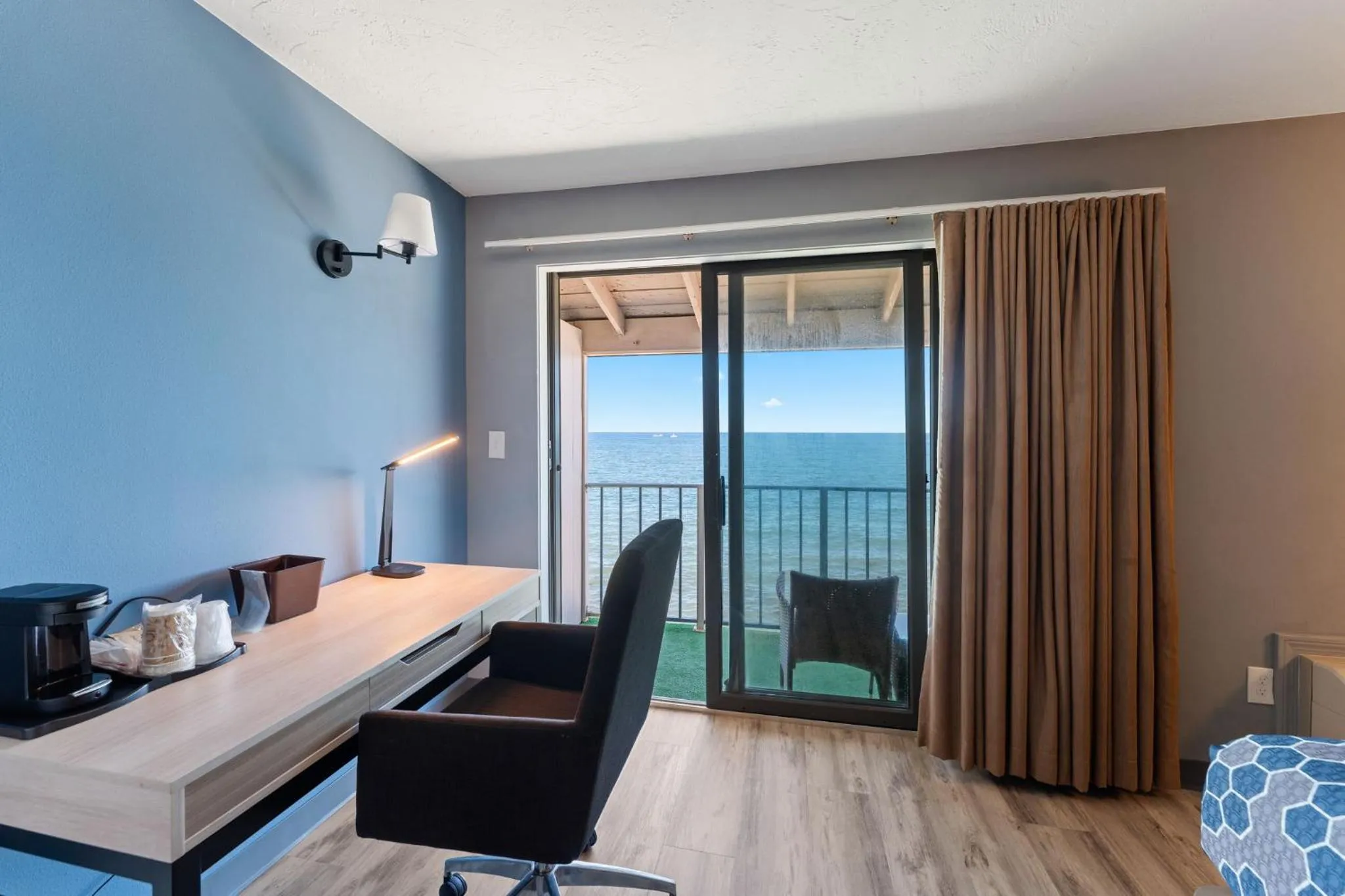 Seating area, Bed in Pilgrim Sands on Long Beach