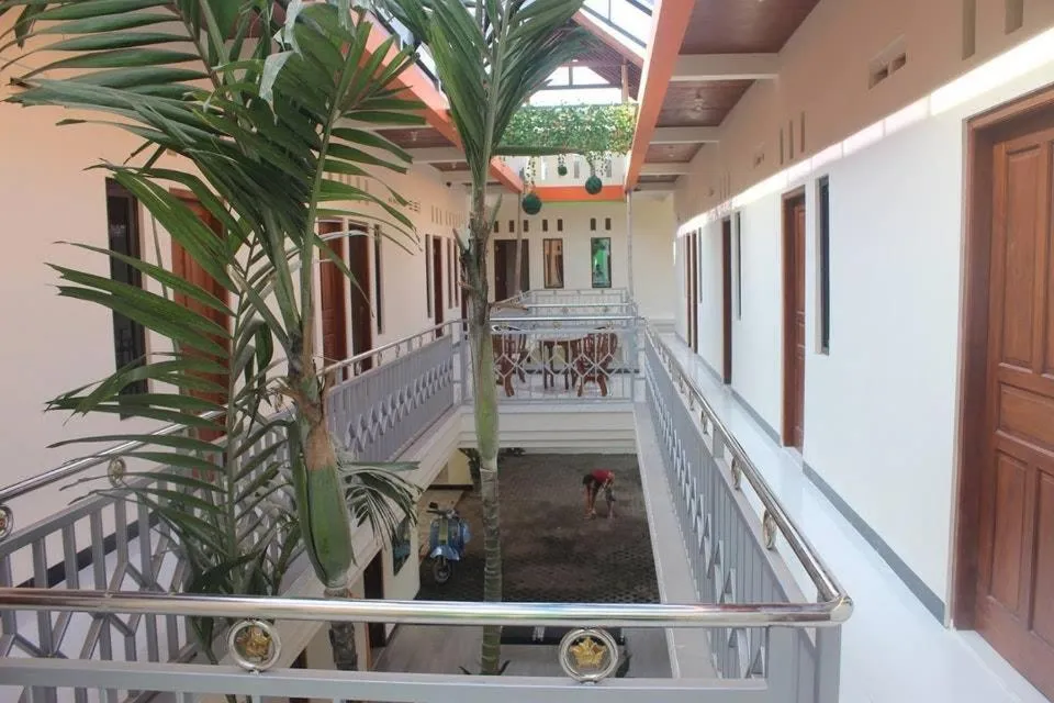 Inner courtyard view in Solo Nadamax City Guest House Syariah